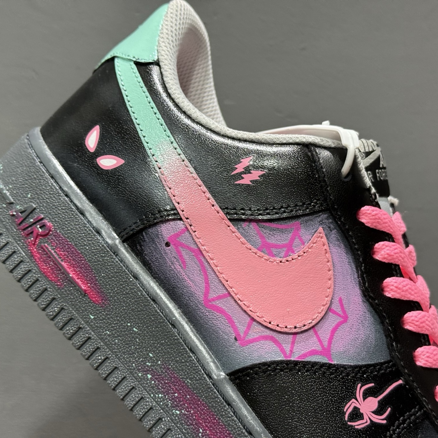 独家实拍手绘涂鸦“粉电蛛影”Nike Air Force 1 “Pink electric spider shadow”空军一号定制板鞋 YD2425-011