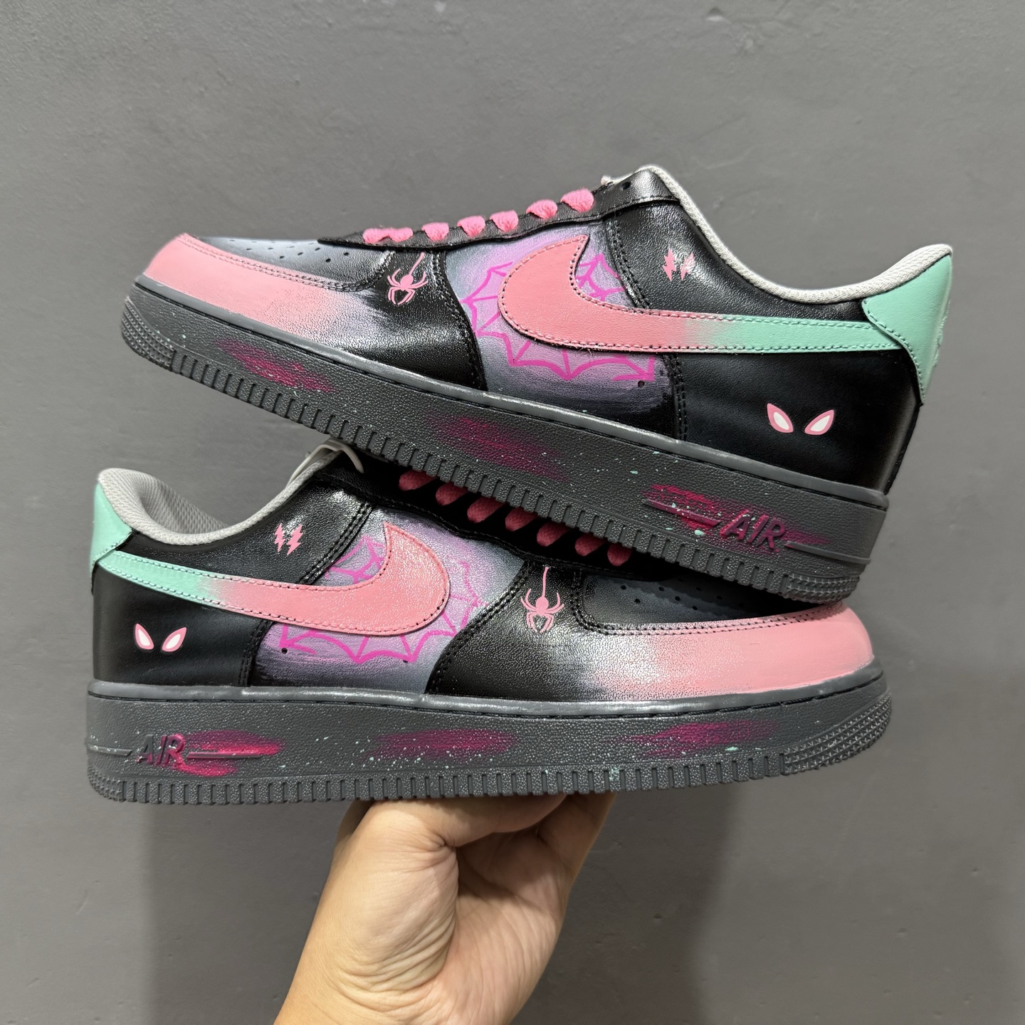 独家实拍手绘涂鸦“粉电蛛影”Nike Air Force 1 “Pink electric spider shadow”空军一号定制板鞋 YD2425-011