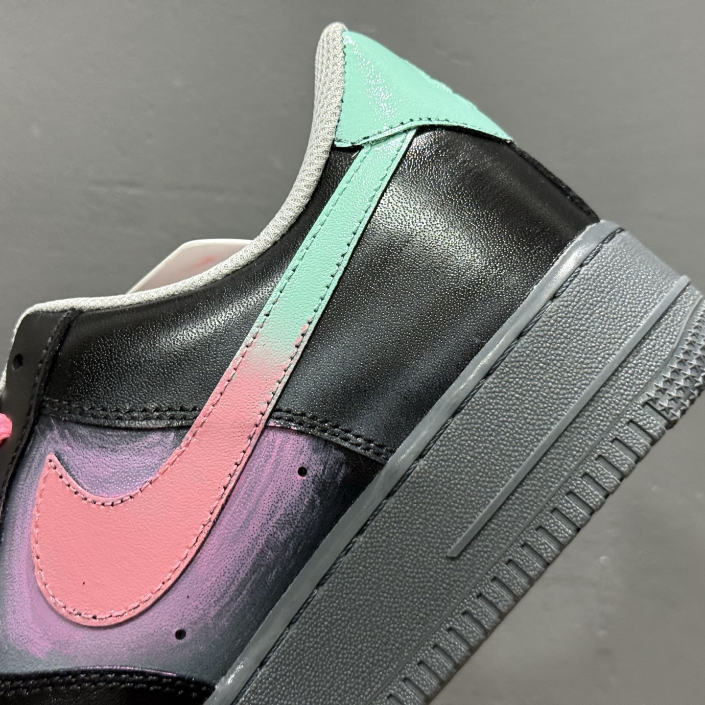 独家实拍手绘涂鸦“粉电蛛影”Nike Air Force 1 “Pink electric spider shadow”空军一号定制板鞋 YD2425-011