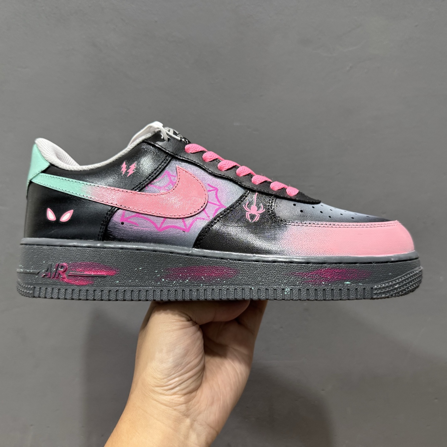独家实拍手绘涂鸦“粉电蛛影”Nike Air Force 1 “Pink electric spider shadow”空军一号定制板鞋 YD2425-011