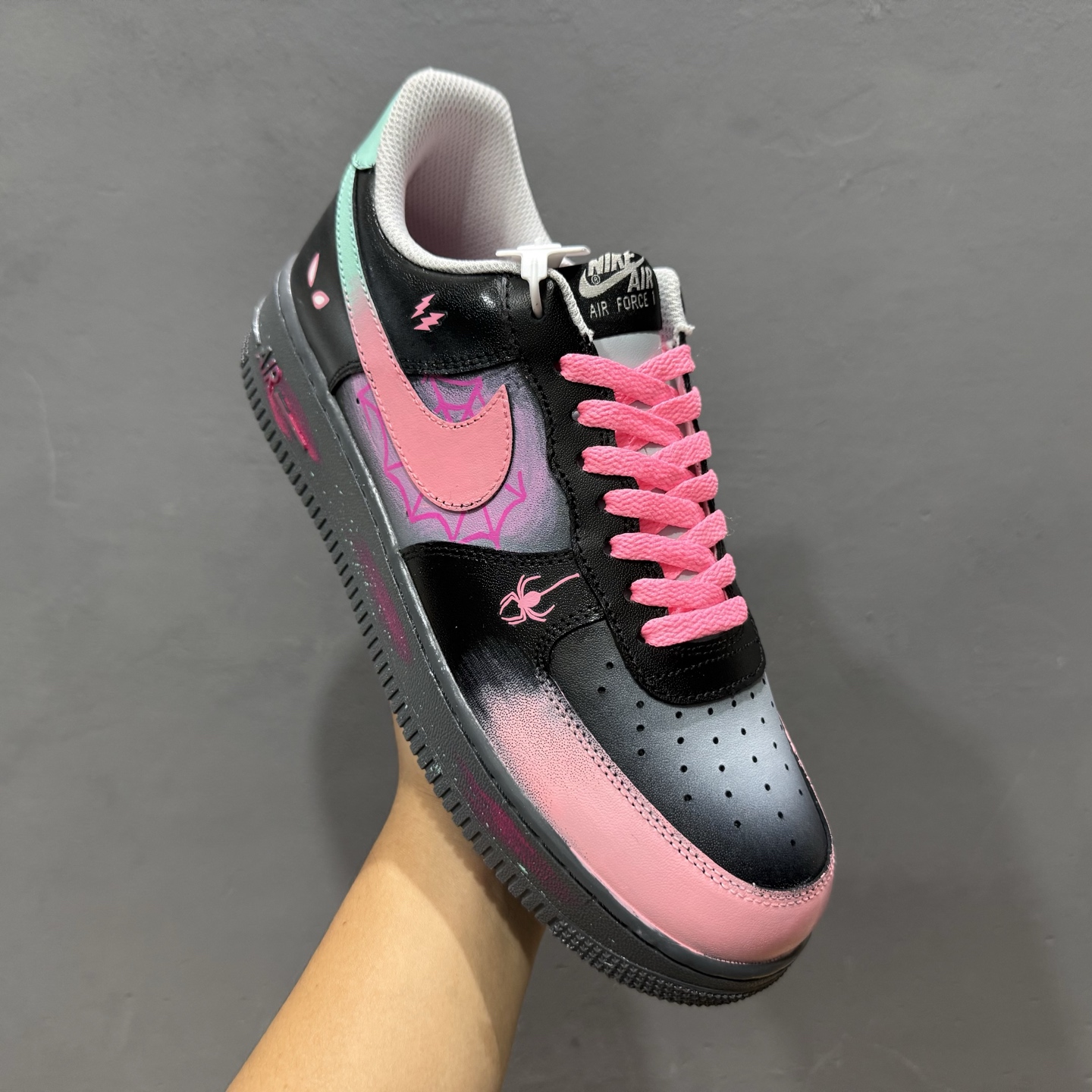 独家实拍手绘涂鸦“粉电蛛影”Nike Air Force 1 “Pink electric spider shadow”空军一号定制板鞋 YD2425-011