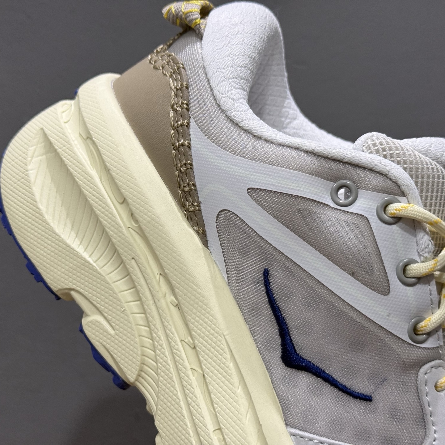 HOKA U TOR SUMMIT 轻盈跑鞋