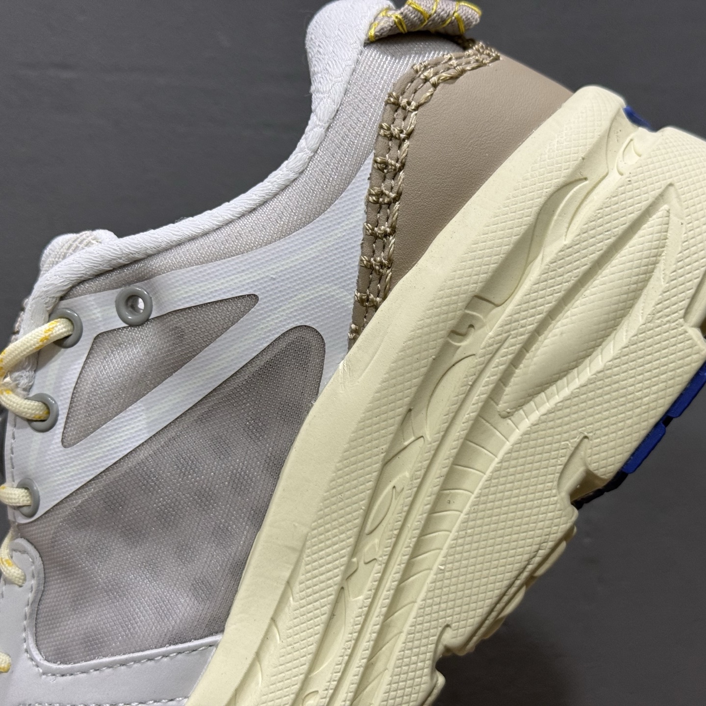 HOKA U TOR SUMMIT 轻盈跑鞋