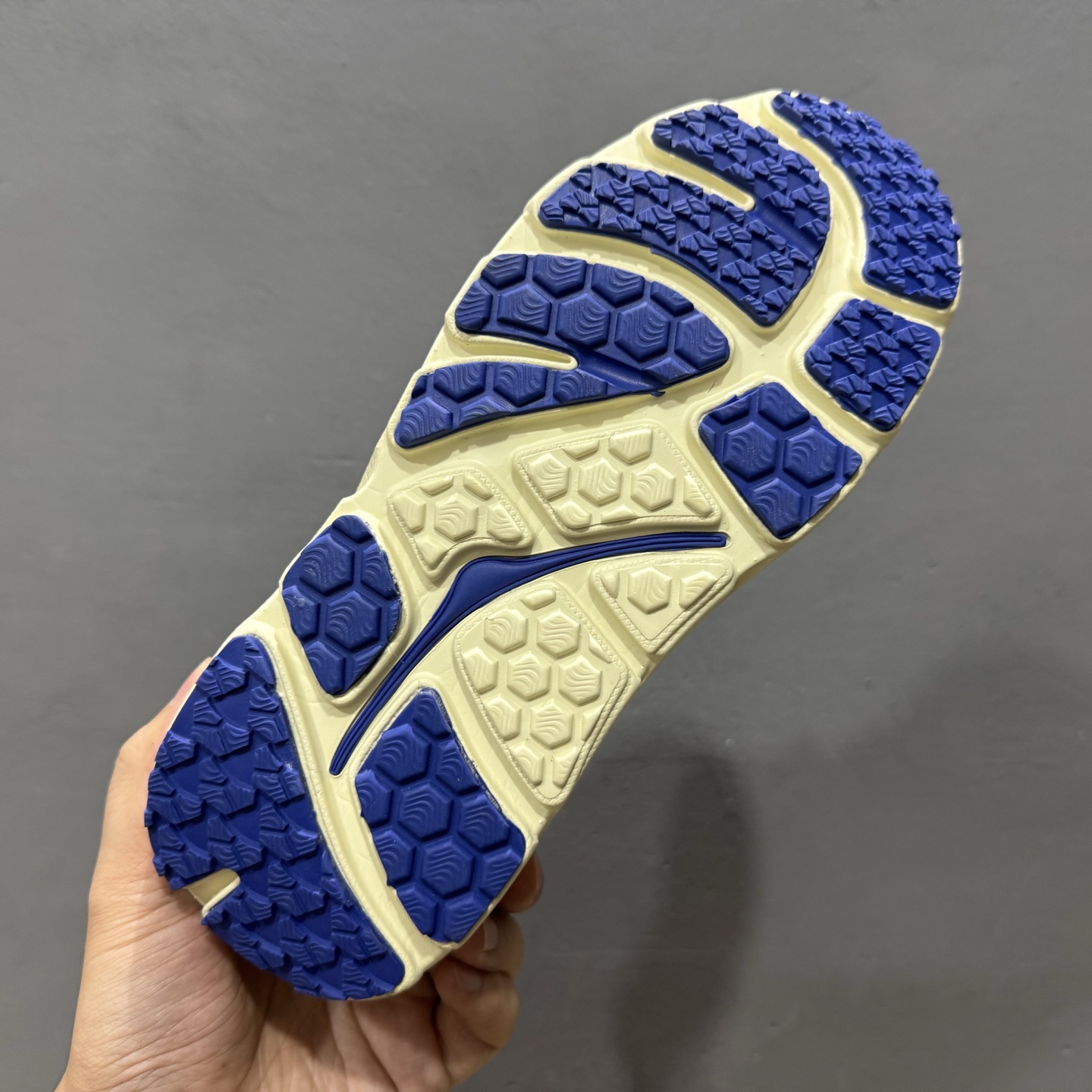 HOKA U TOR SUMMIT 轻盈跑鞋