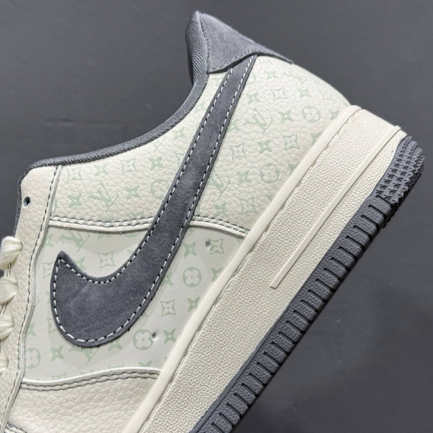 260 Louis Vuitton x Nike Air Force 1 印花米灰勾 MZ9588-816