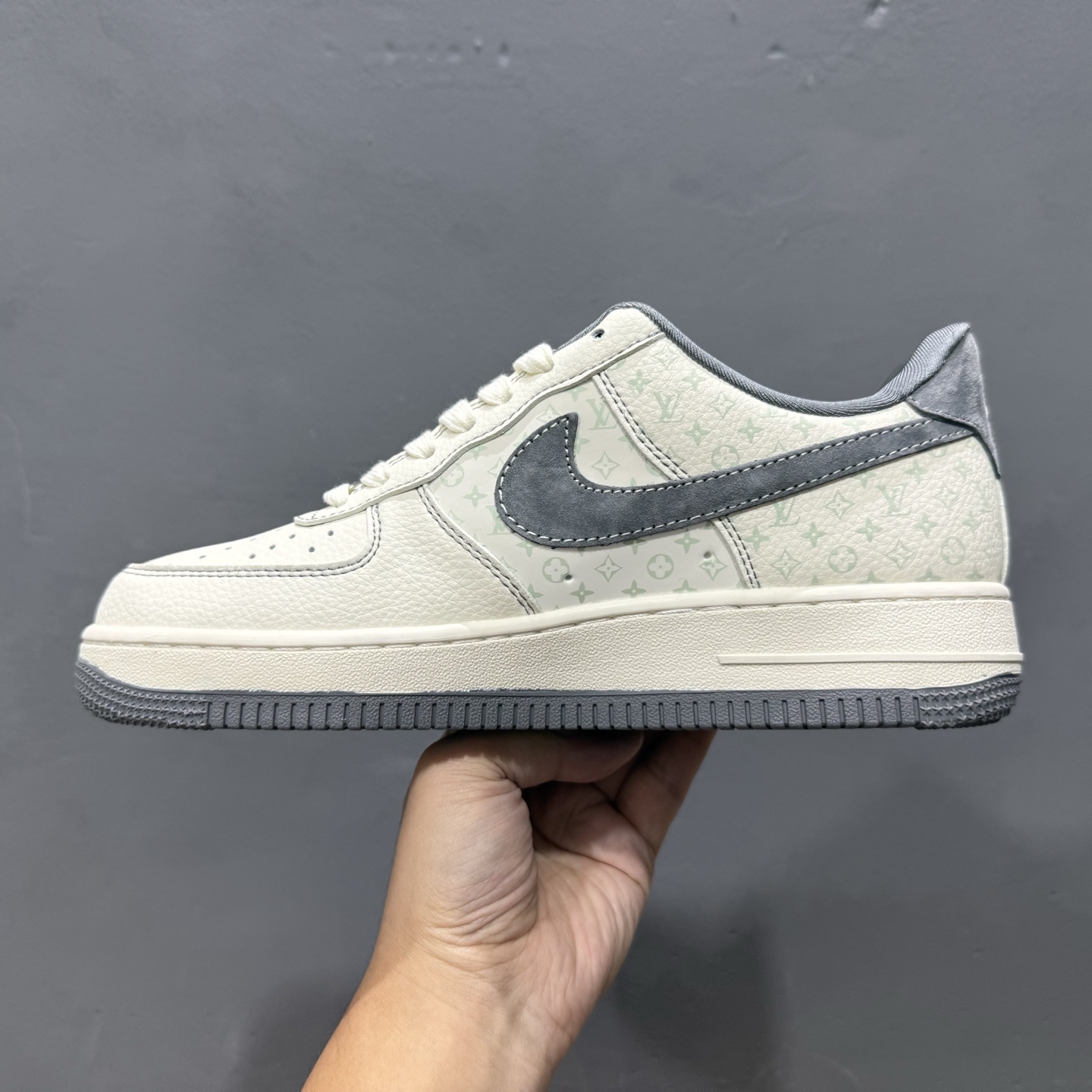 260 Louis Vuitton x Nike Air Force 1 印花米灰勾 MZ9588-816
