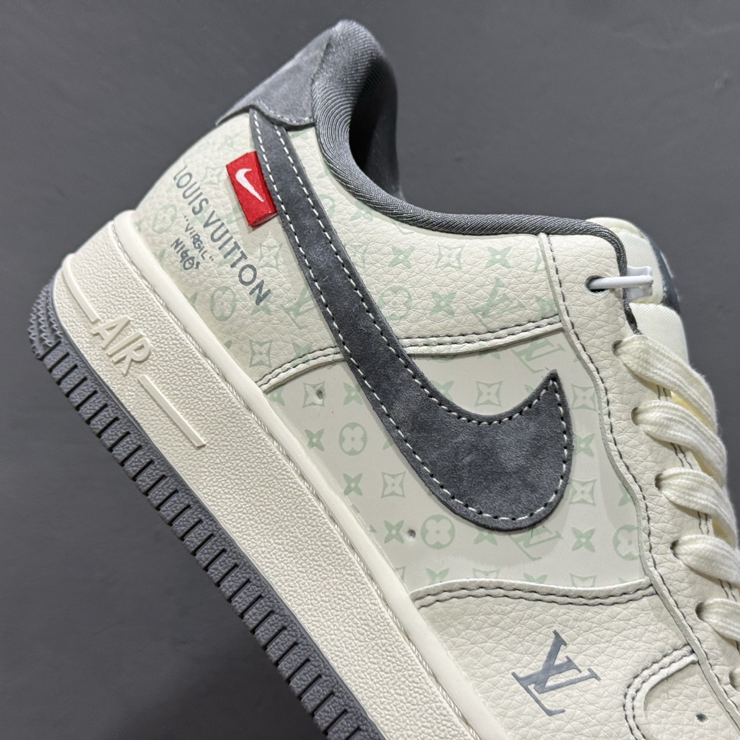 260 Louis Vuitton x Nike Air Force 1 印花米灰勾 MZ9588-816