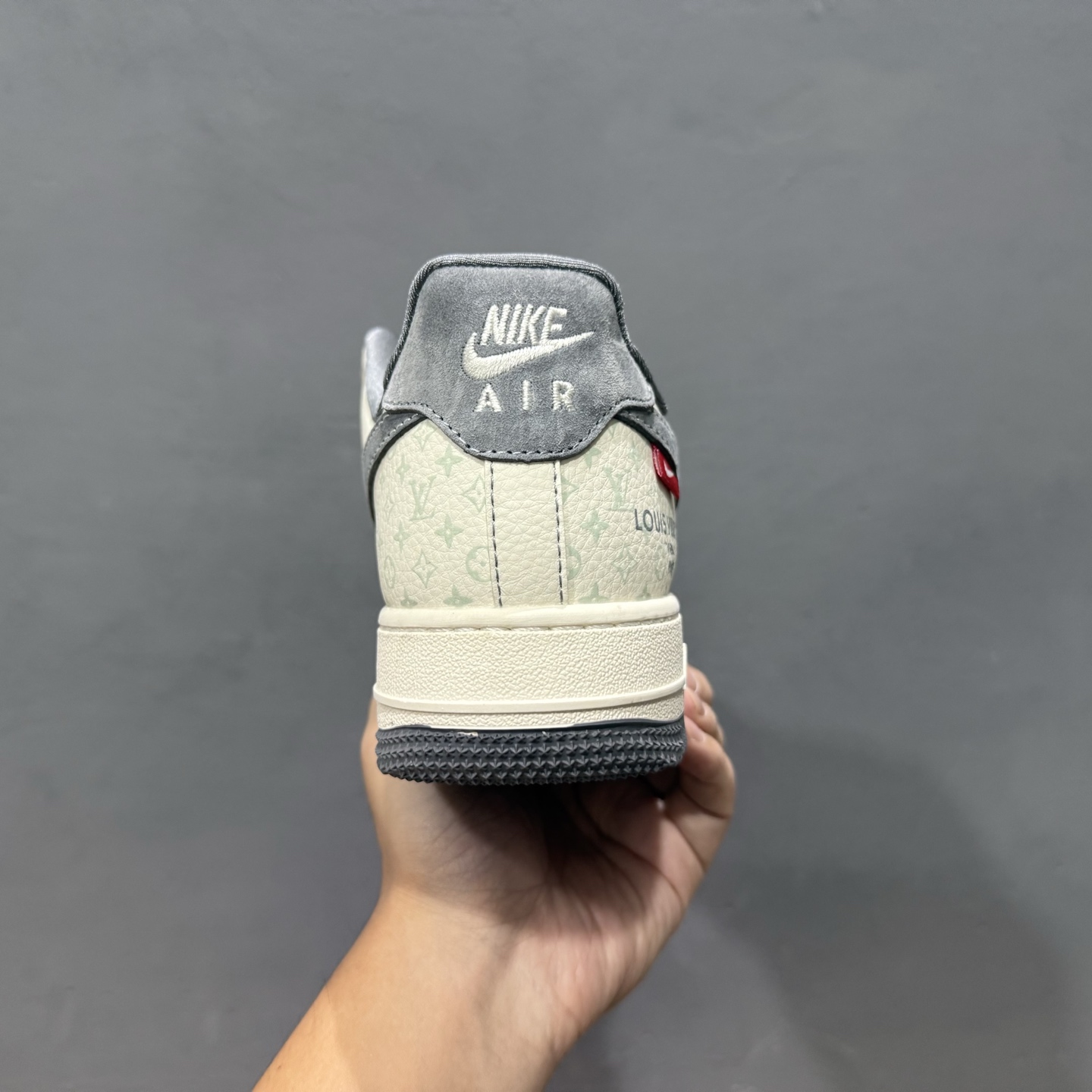 260 Louis Vuitton x Nike Air Force 1 印花米灰勾 MZ9588-816