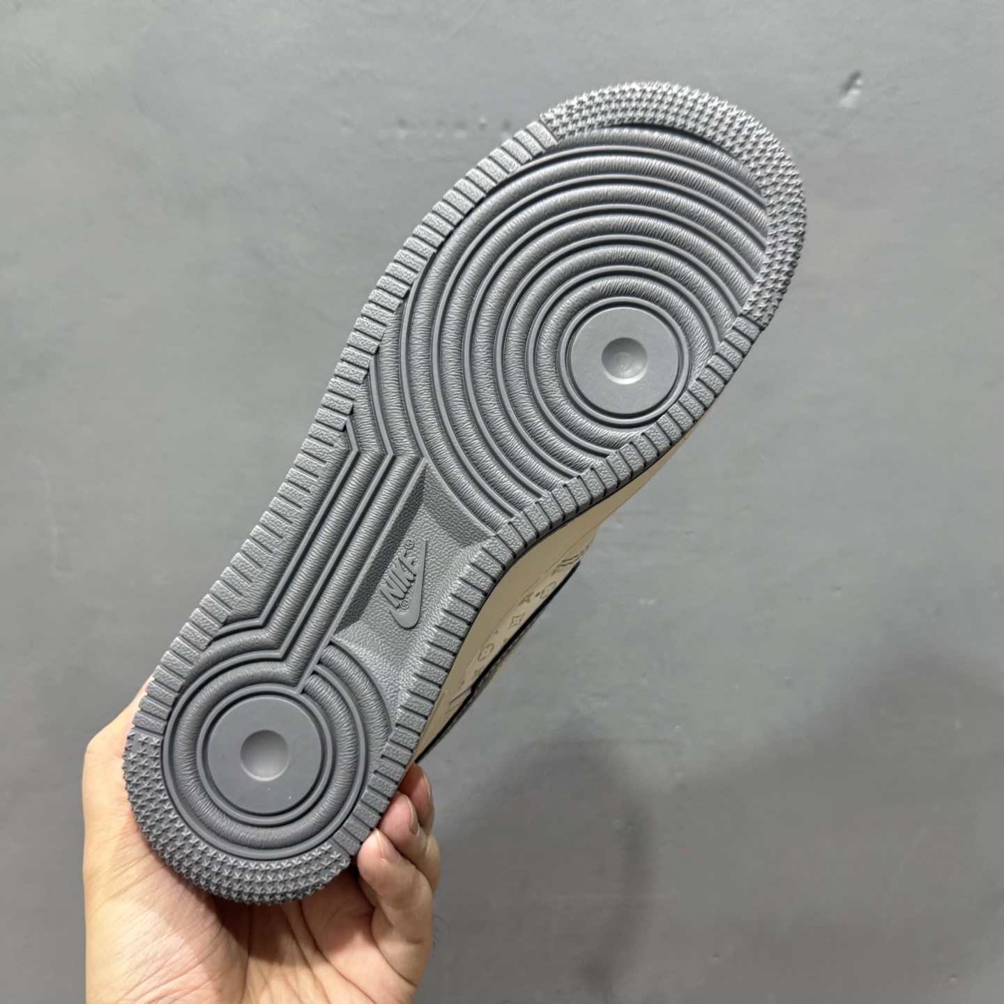 260 Louis Vuitton x Nike Air Force 1 印花米灰勾 MZ9588-816