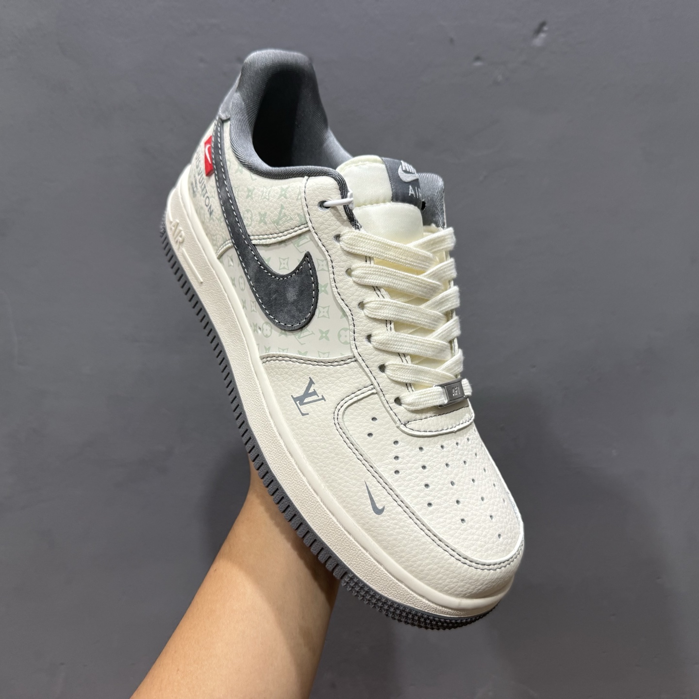 260 Louis Vuitton x Nike Air Force 1 印花米灰勾 MZ9588-816