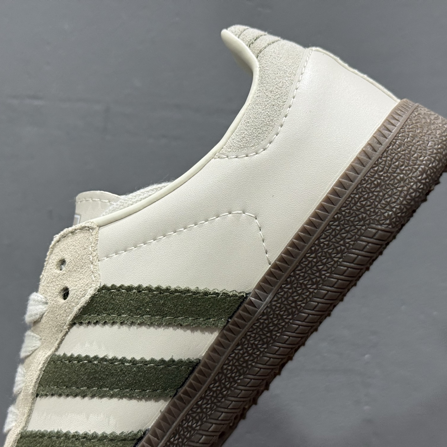 180 adidas originals SAMBA 矾土棕 此款鞋延续了橡胶外底和经典款式的传统 JR0893