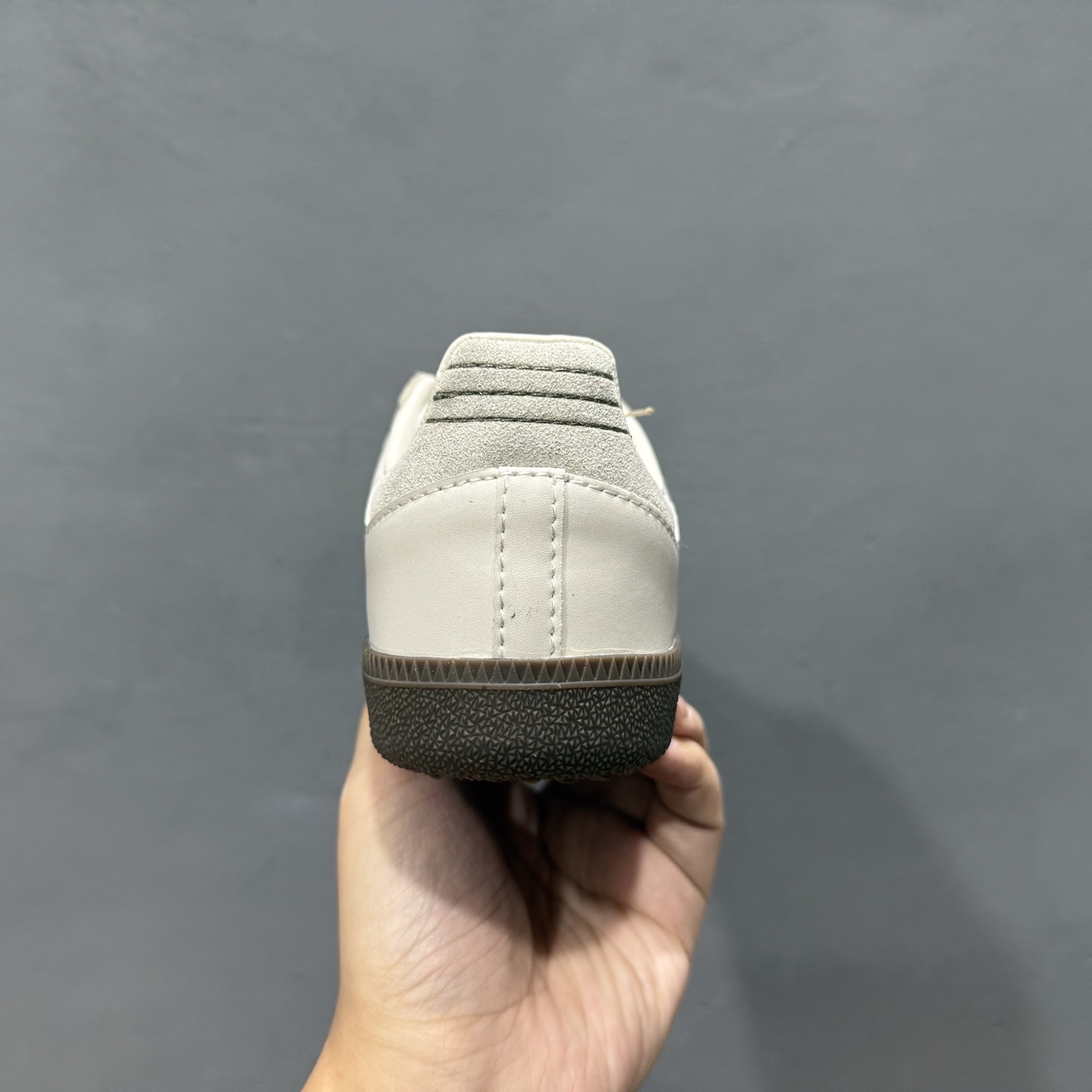 180 adidas originals SAMBA 矾土棕 此款鞋延续了橡胶外底和经典款式的传统 JR0893