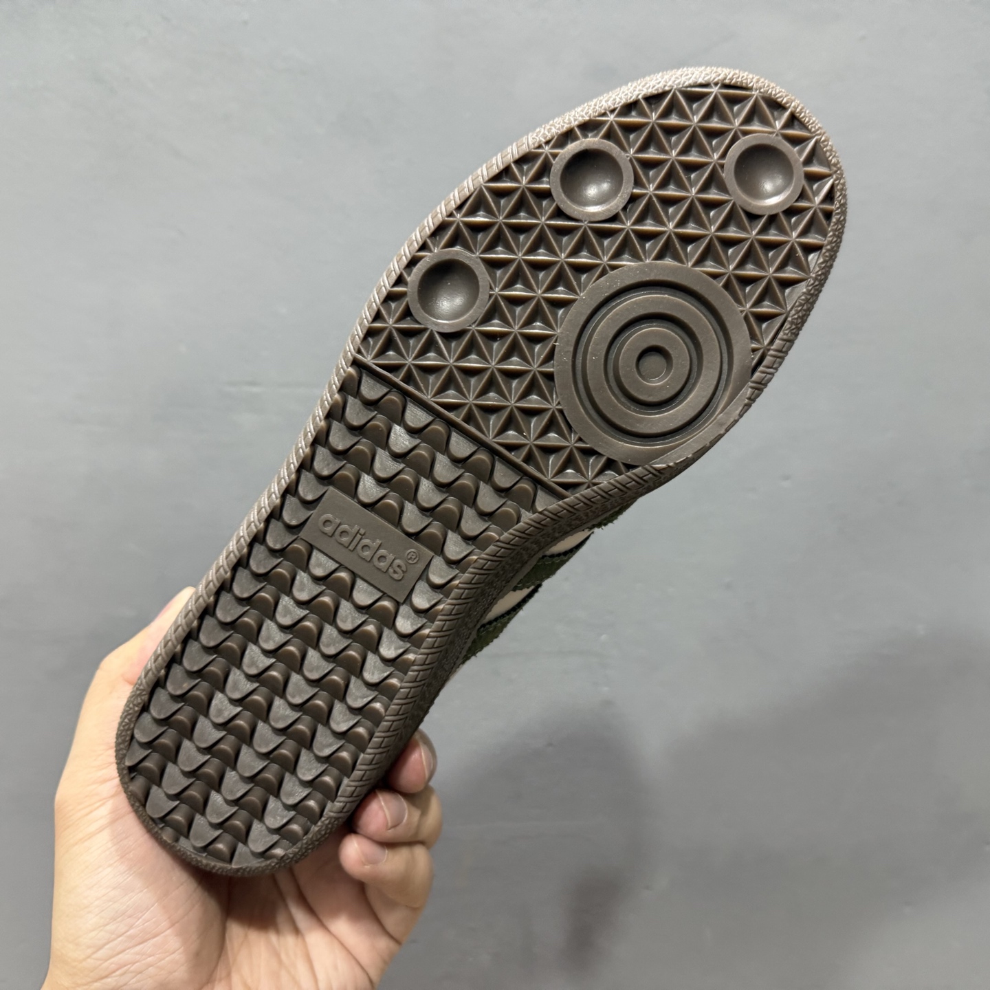 180 adidas originals SAMBA 矾土棕 此款鞋延续了橡胶外底和经典款式的传统 JR0893