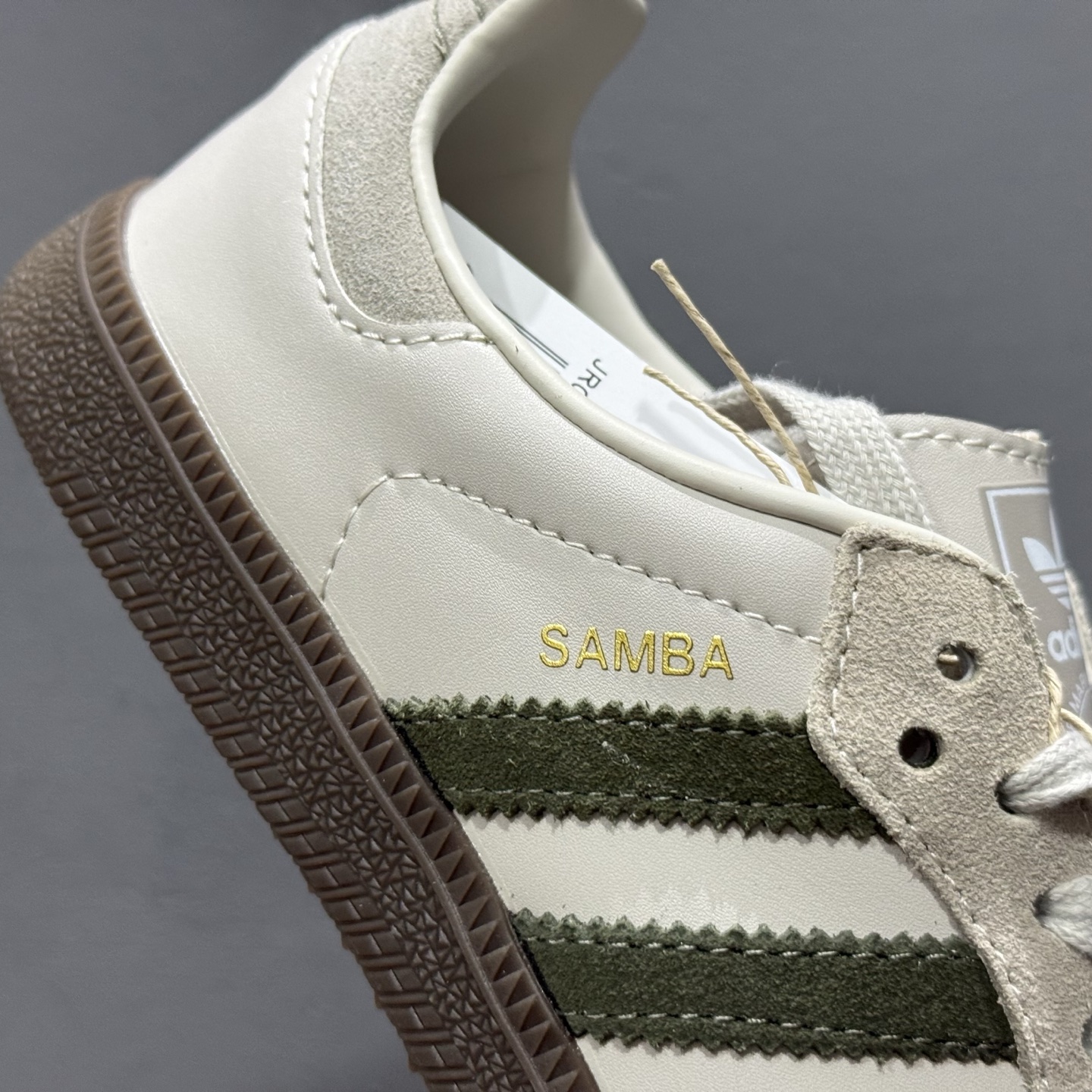 180 adidas originals SAMBA 矾土棕 此款鞋延续了橡胶外底和经典款式的传统 JR0893