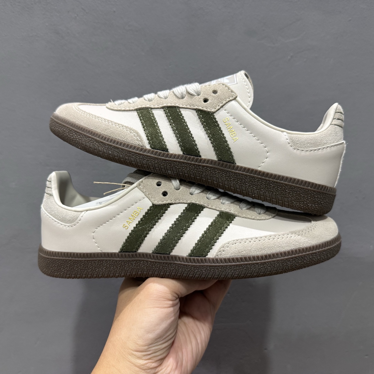 180 adidas originals SAMBA 矾土棕 此款鞋延续了橡胶外底和经典款式的传统 JR0893