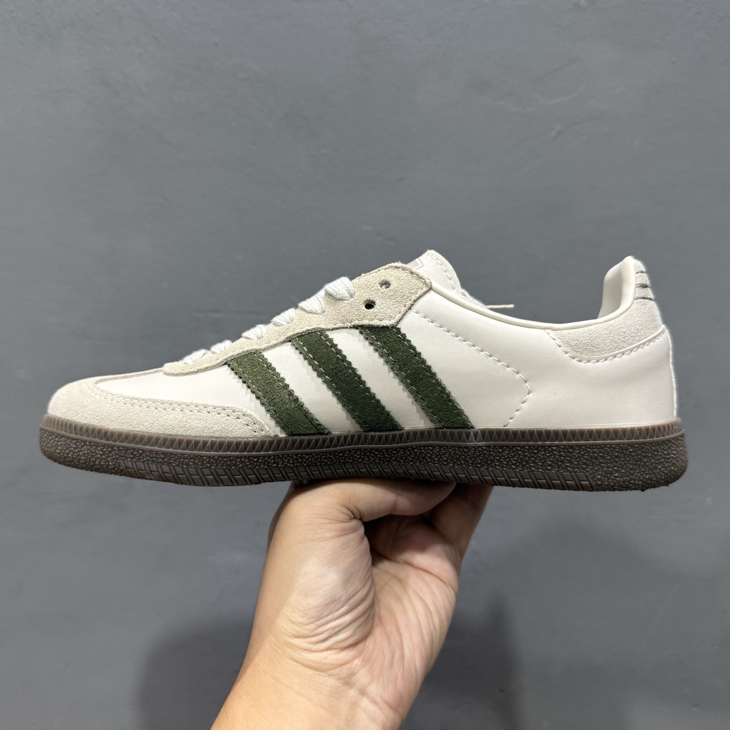 180 adidas originals SAMBA 矾土棕 此款鞋延续了橡胶外底和经典款式的传统 JR0893