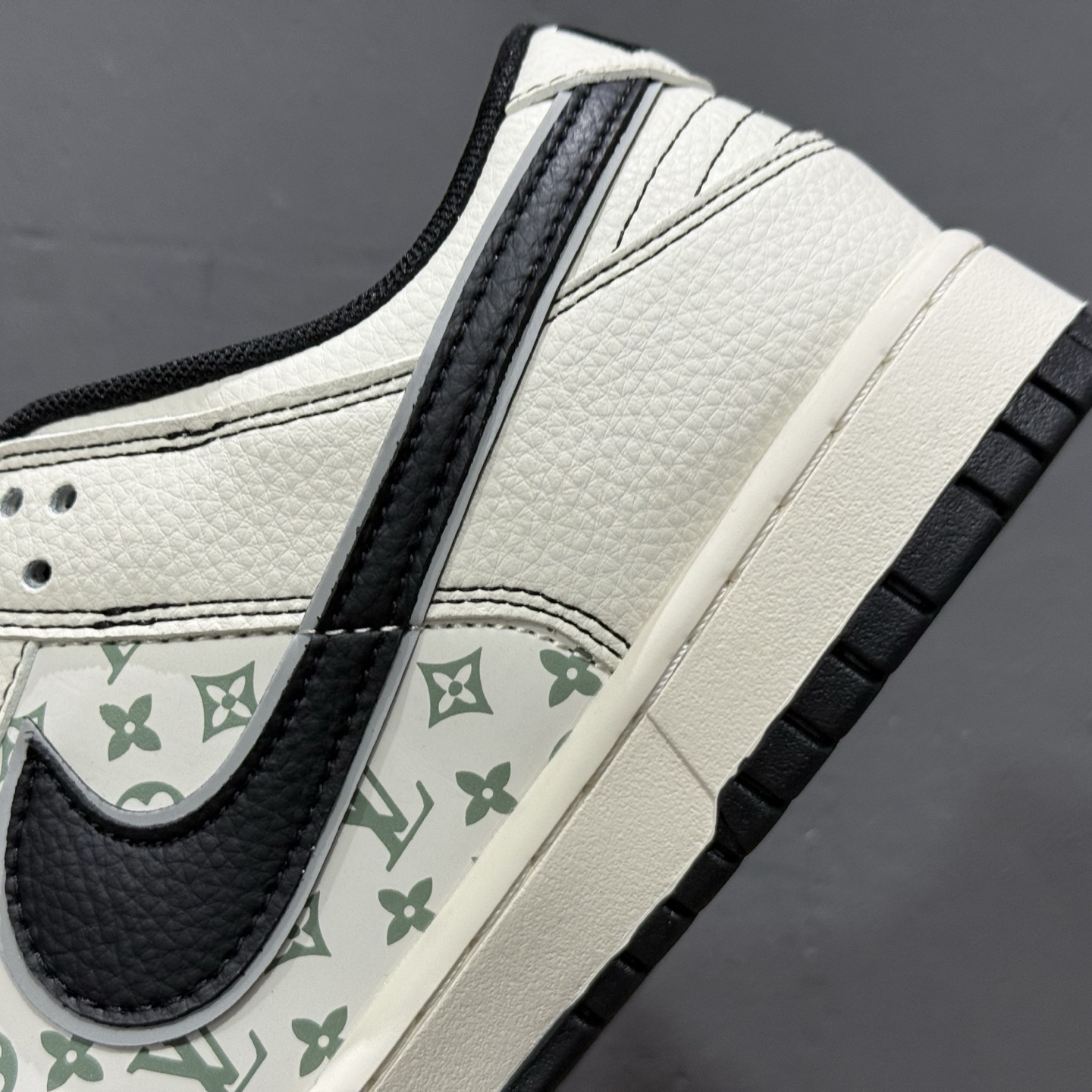 ￥280 Nike SB Dunk Low LV联名 印花米黑勾 高端定制 低帮休闲板鞋 HH7518-095