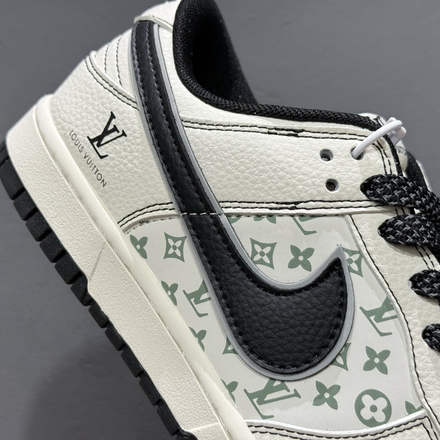 ￥280 Nike SB Dunk Low LV联名 印花米黑勾 高端定制 低帮休闲板鞋 HH7518-095