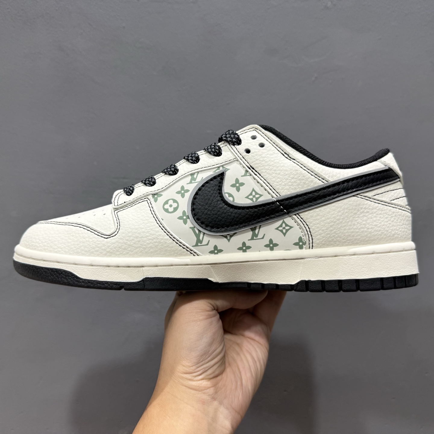 ￥280 Nike SB Dunk Low LV联名 印花米黑勾 高端定制 低帮休闲板鞋 HH7518-095