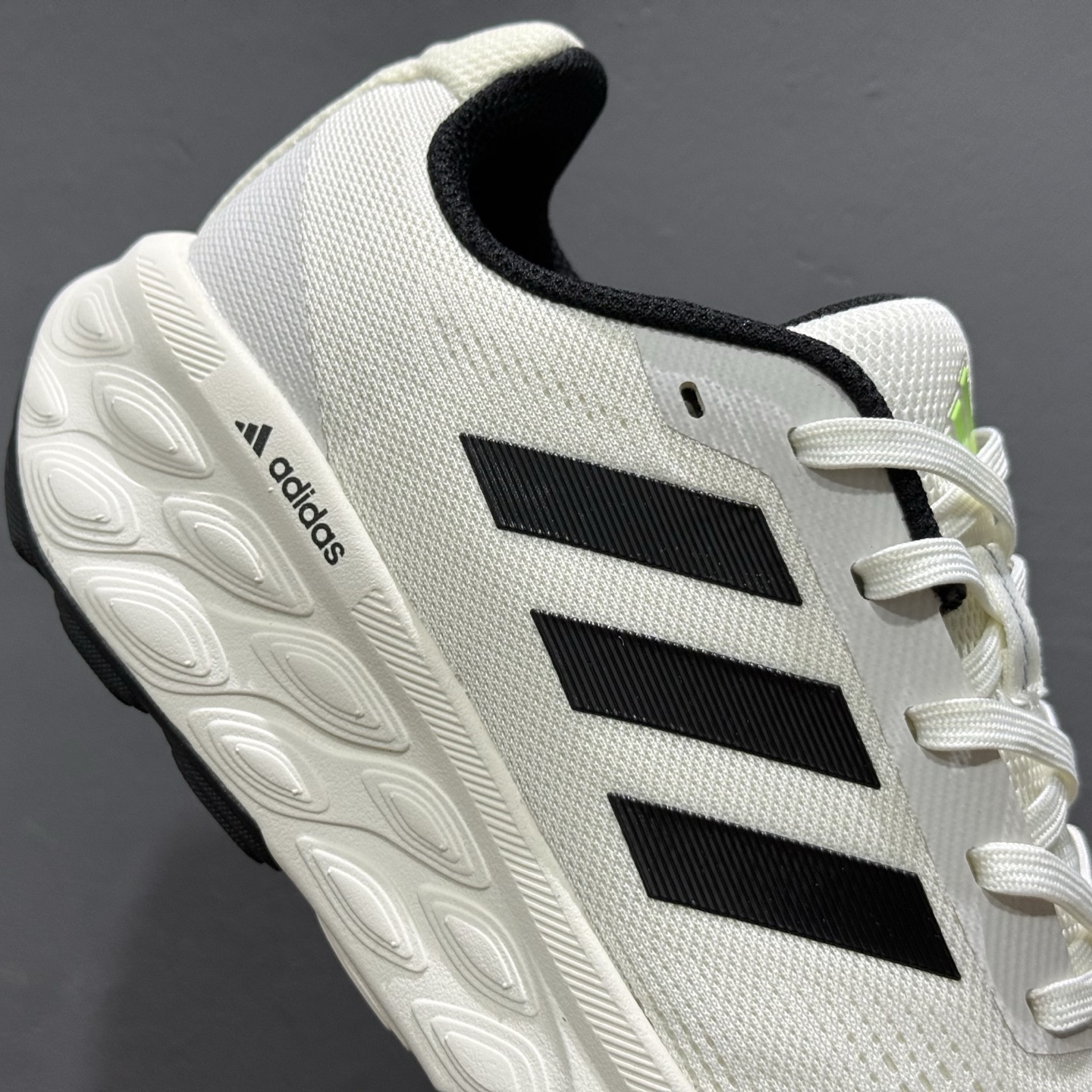 180 Adidas Fresh Foam 阿迪达斯 舒适百搭 织物耐磨轻便 低帮跑步鞋 B25213