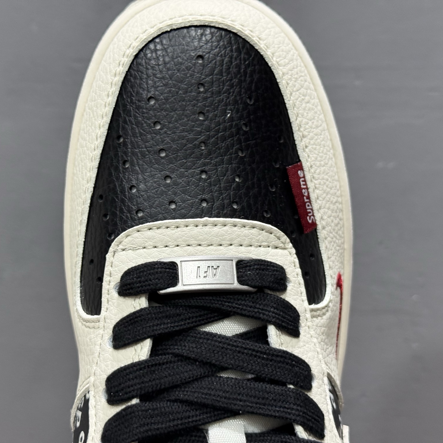 ￥260 Nike Air Force 1'07 Low 联名 米白黑黑红 高端定制 低帮休闲板鞋 XD2588-610