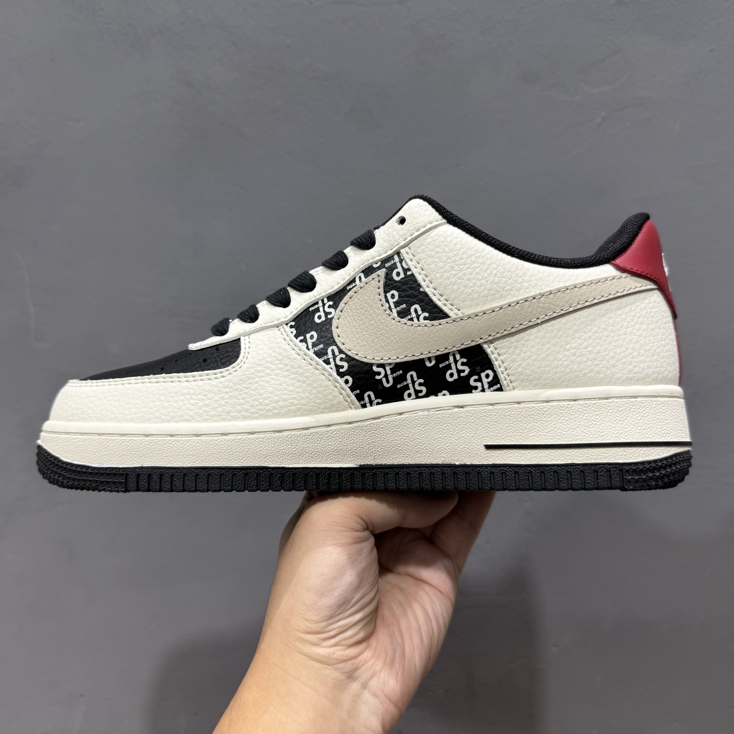 ￥260 Nike Air Force 1'07 Low 联名 米白黑黑红 高端定制 低帮休闲板鞋 XD2588-610