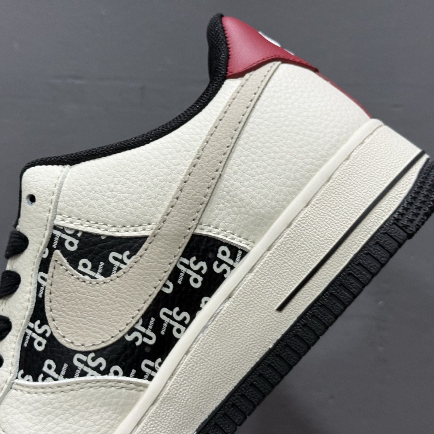 ￥260 Nike Air Force 1'07 Low 联名 米白黑黑红 高端定制 低帮休闲板鞋 XD2588-610
