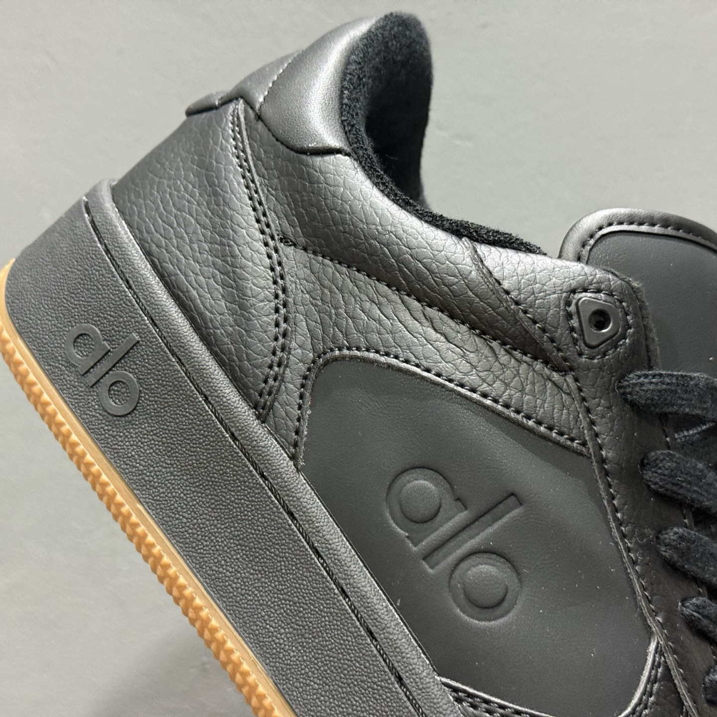 240 Alo yoga Sunset 舒适生活休闲鞋 男女同款 品牌故事Alo Yoga