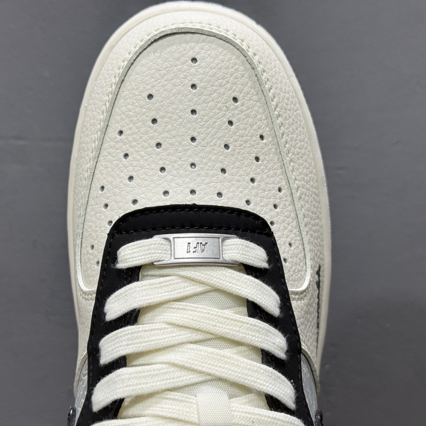 260 Balenciaga x Nike Air Force 1 米白黑钩印刷 XD2588-611