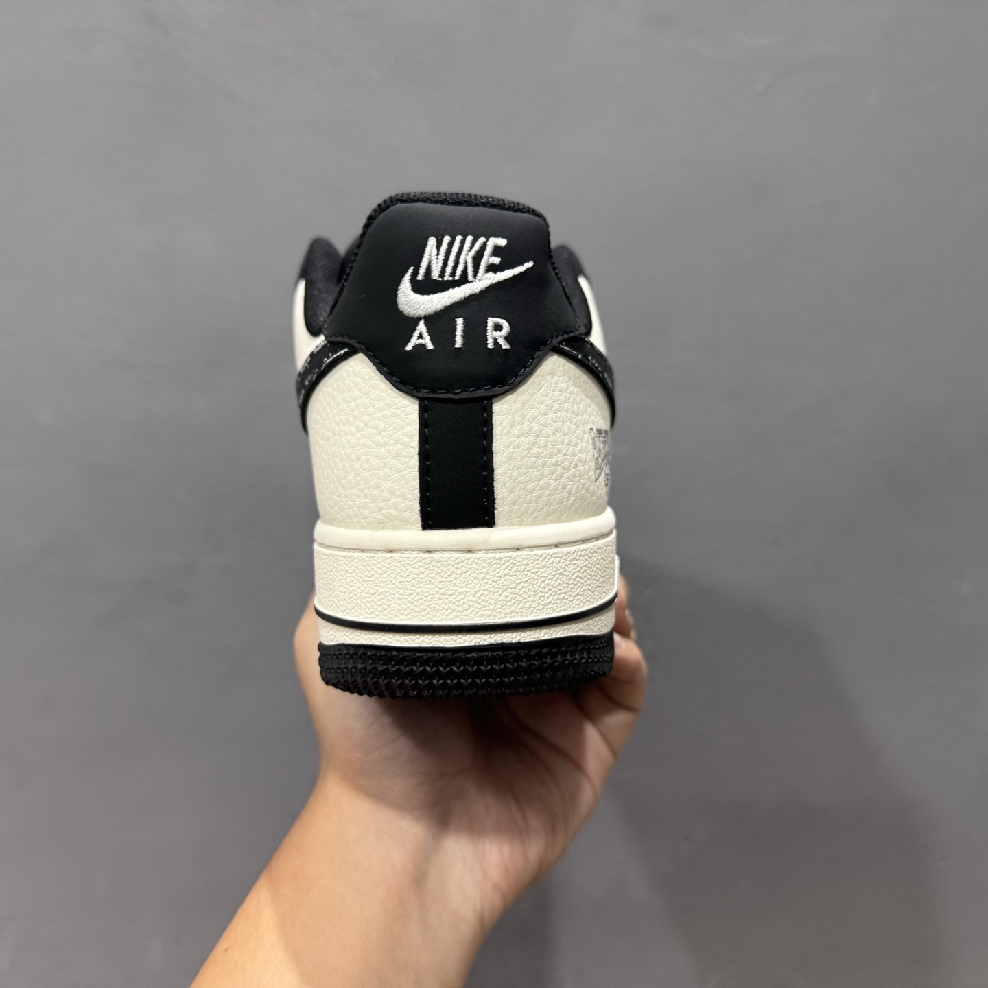 260 Balenciaga x Nike Air Force 1 米白黑钩印刷 XD2588-611