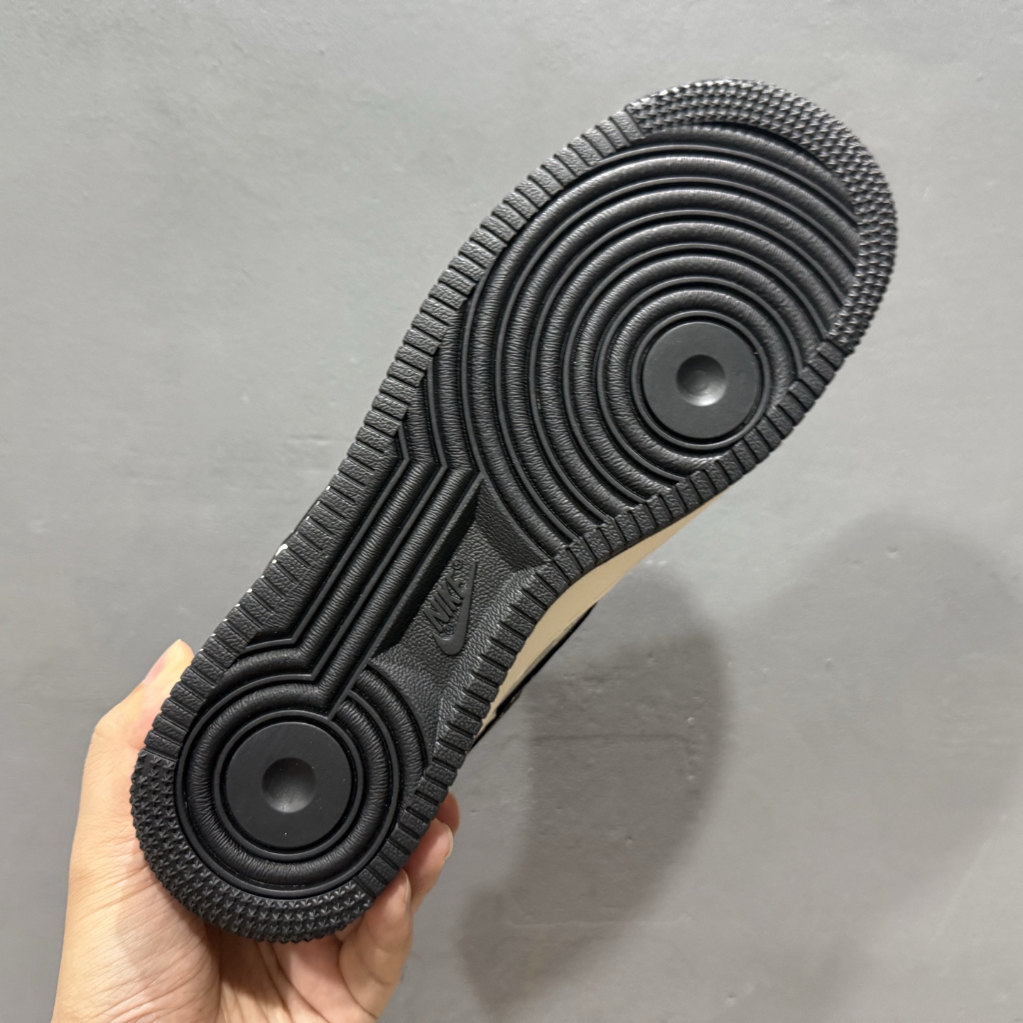 260 Balenciaga x Nike Air Force 1 米白黑钩印刷 XD2588-611