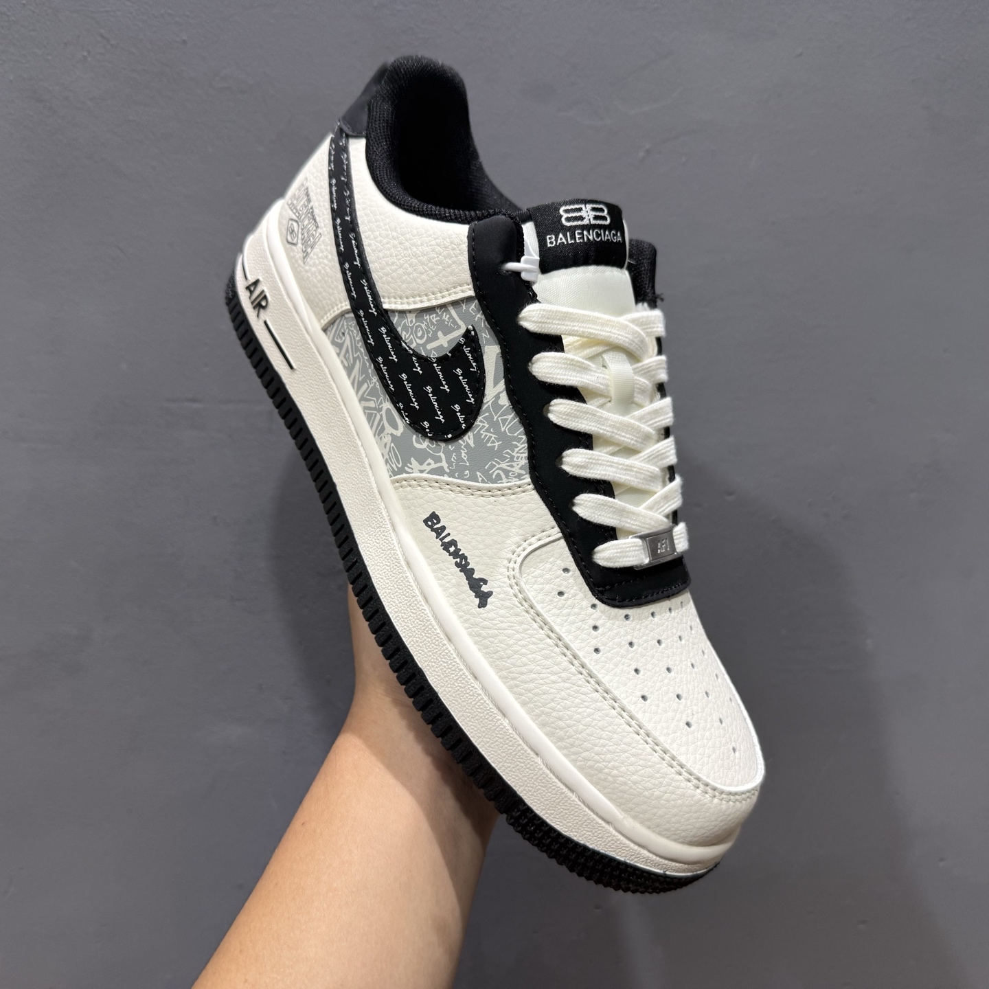 260 Balenciaga x Nike Air Force 1 米白黑钩印刷 XD2588-611