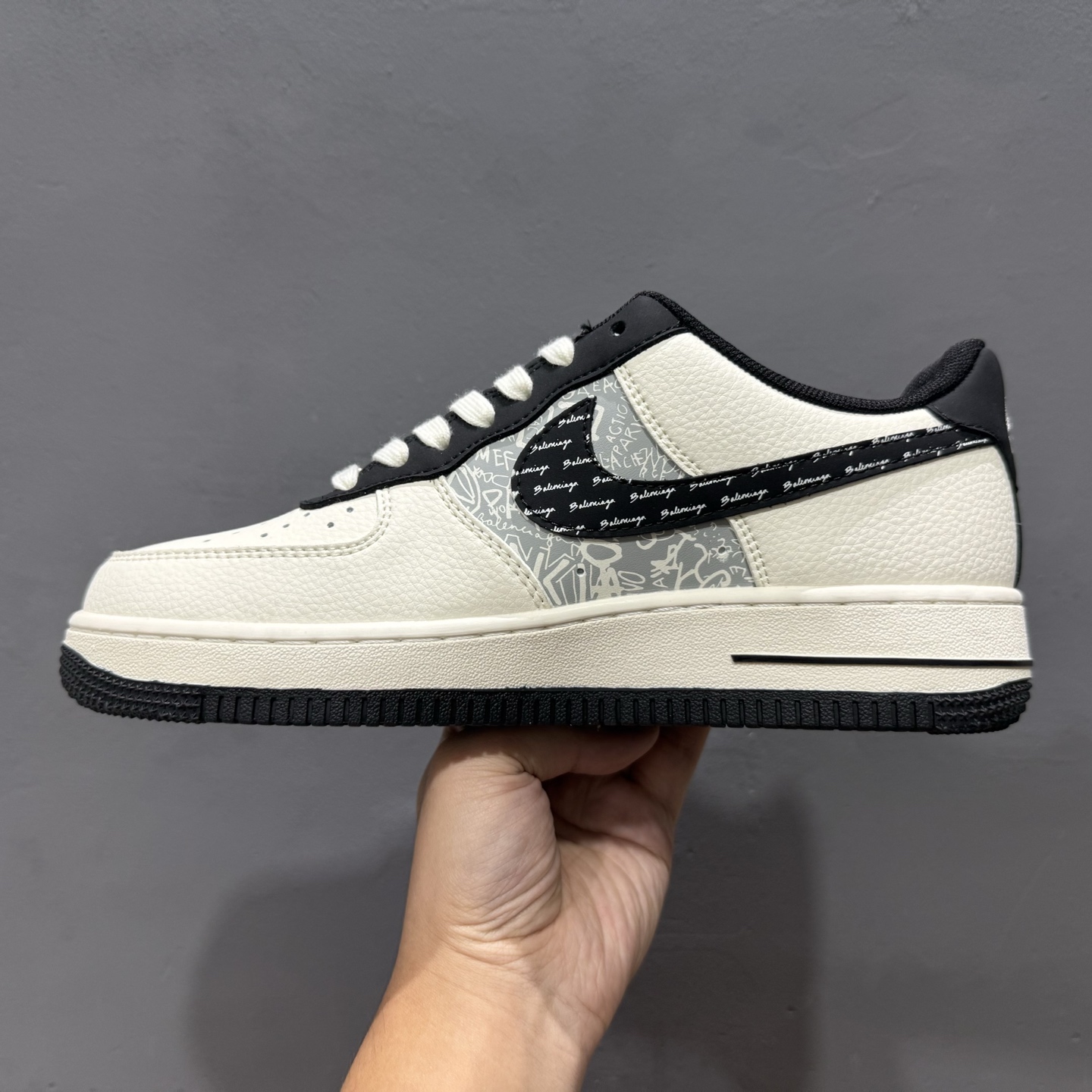 260 Balenciaga x Nike Air Force 1 米白黑钩印刷 XD2588-611