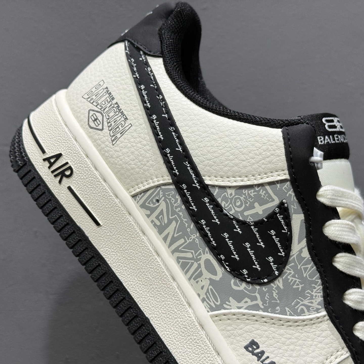 260 Balenciaga x Nike Air Force 1 米白黑钩印刷 XD2588-611