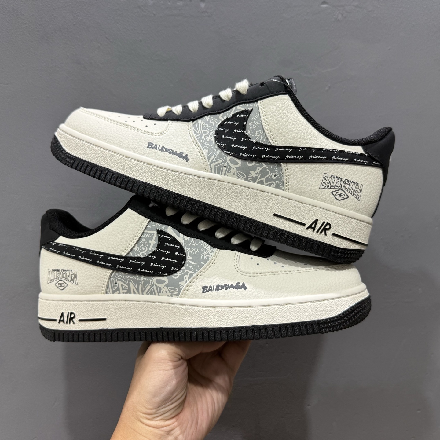 260 Balenciaga x Nike Air Force 1 米白黑钩印刷 XD2588-611