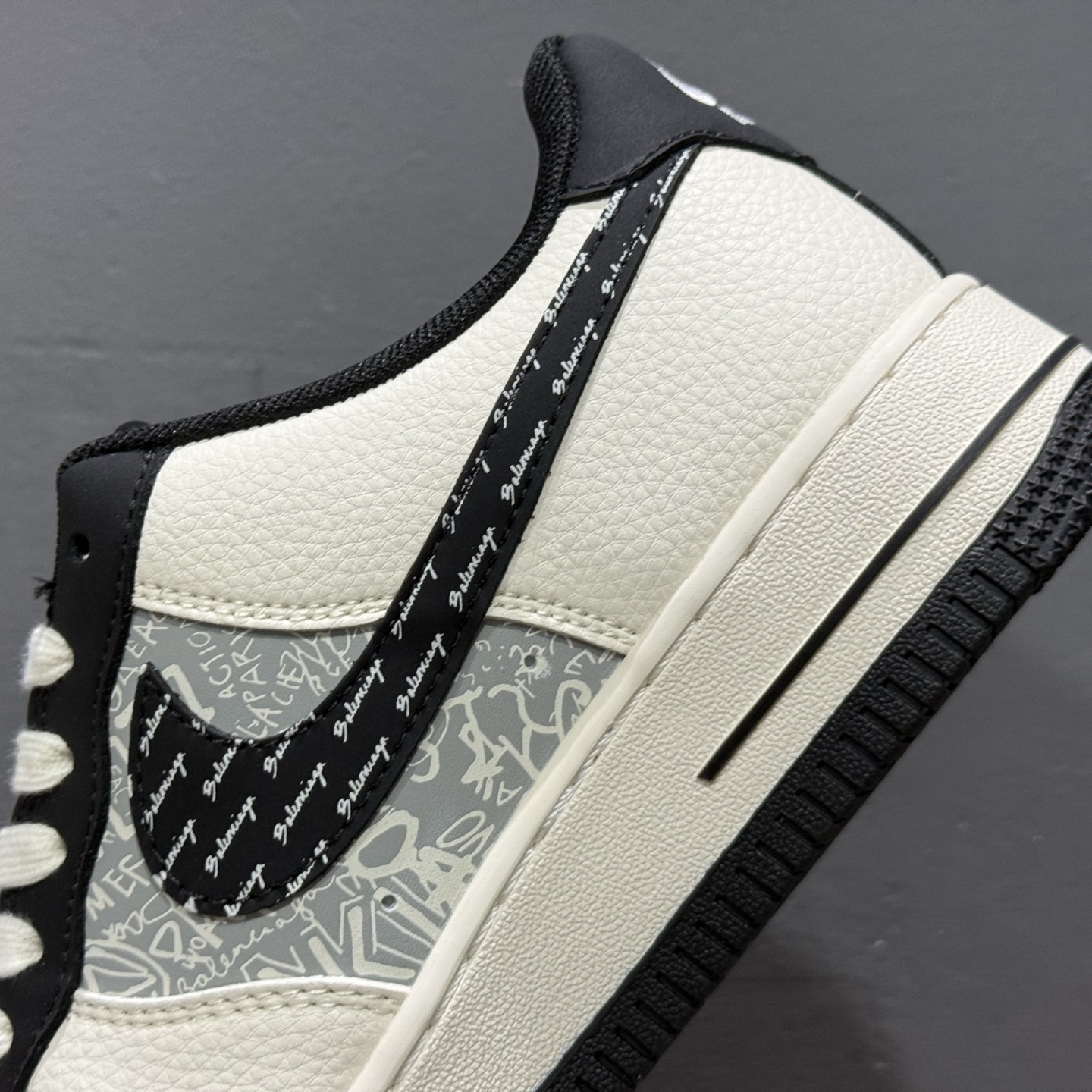 260 Balenciaga x Nike Air Force 1 米白黑钩印刷 XD2588-611