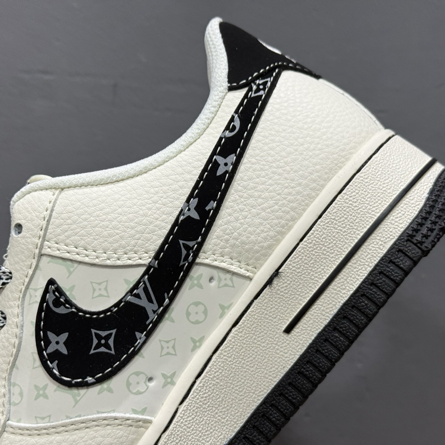 260 Louis Vuitton x Nike Air Force 1 米黑印花勾 MZ9588-809