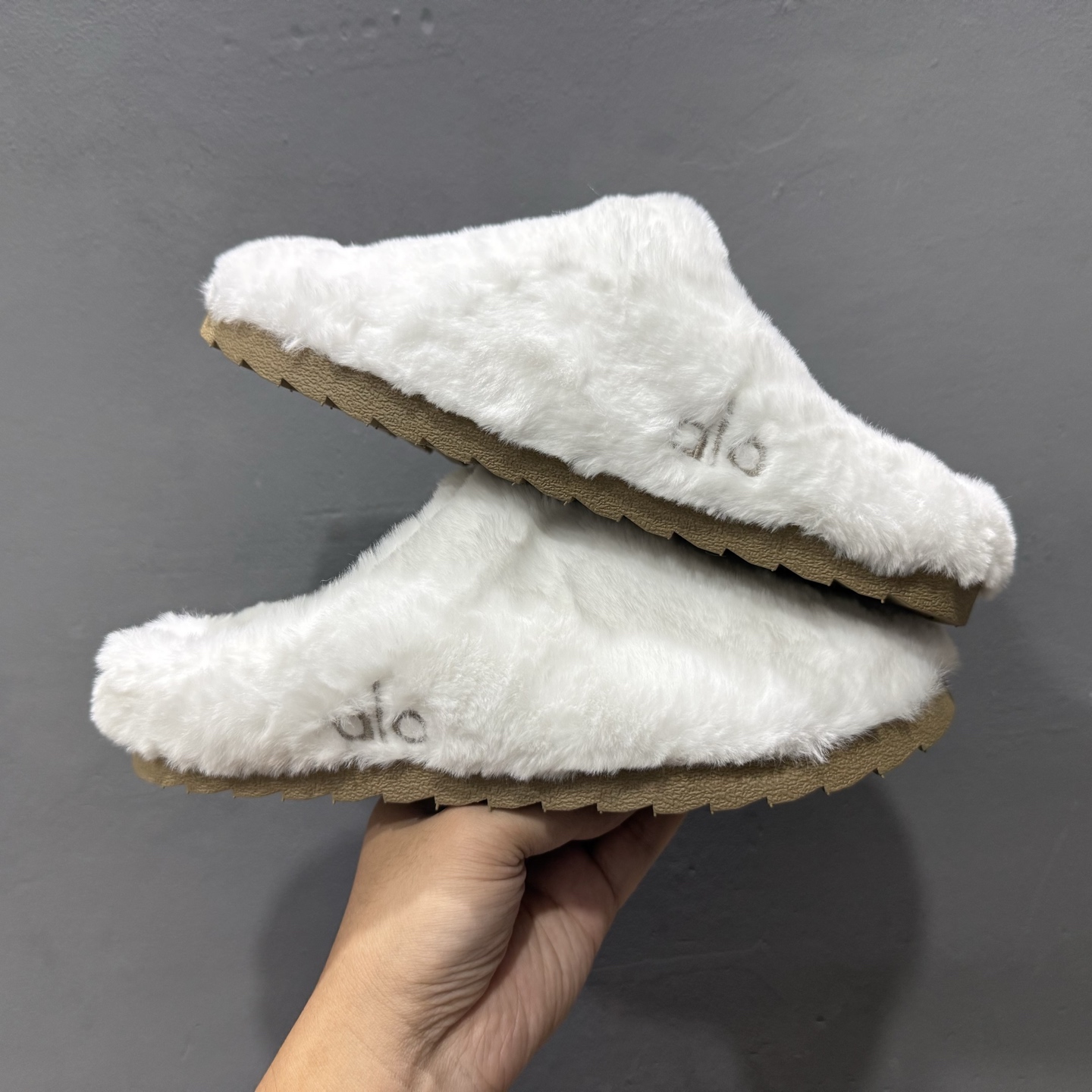 200 Alo Yoga Recovery Slipper 冬季加绒慕勒拖鞋 半拖