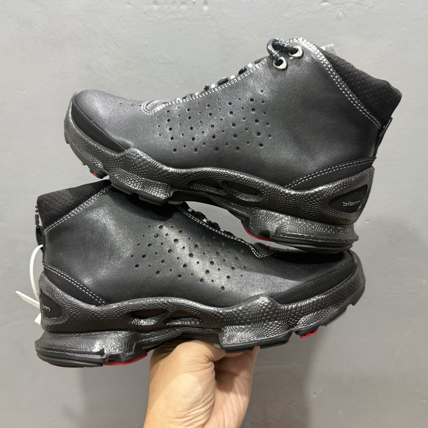 320 Ecco/爱步 旋转扣皮面经典百搭时尚休闲鞋 830864-241