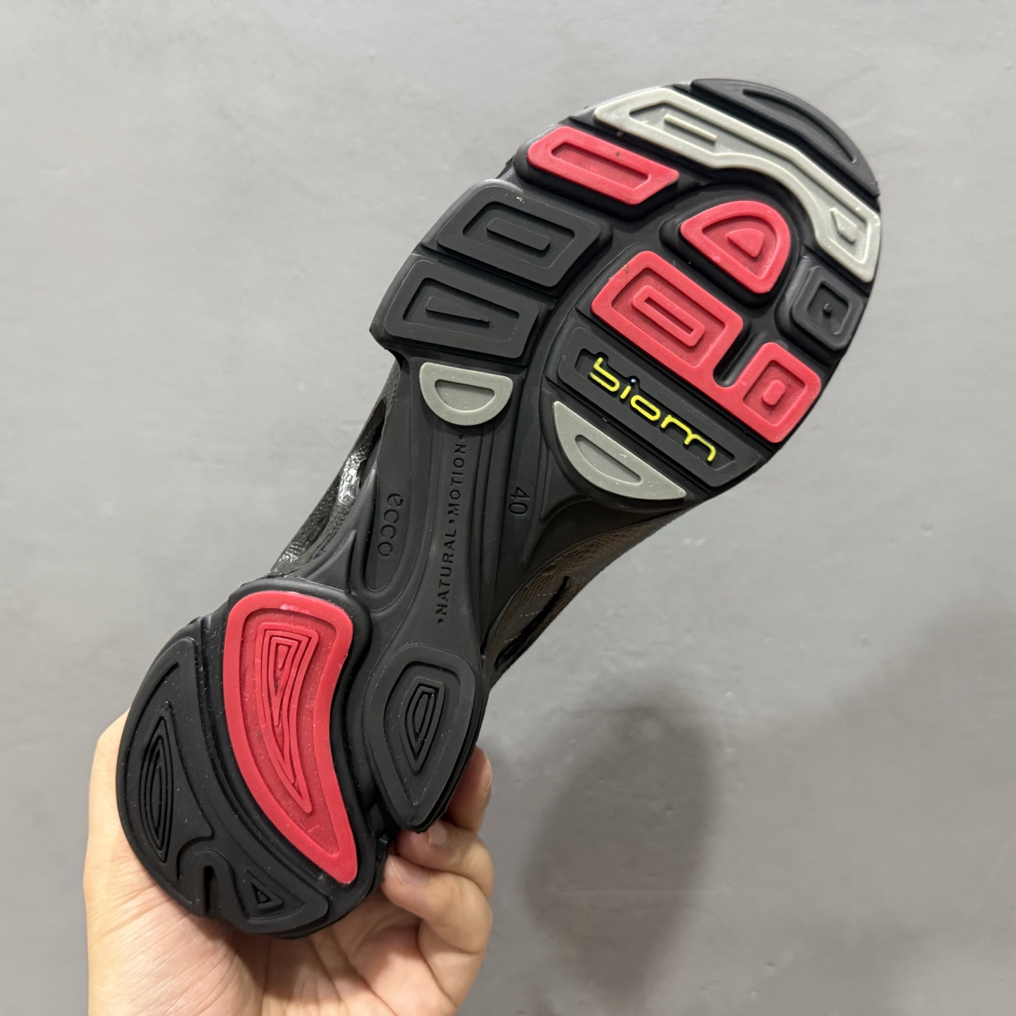 320 Ecco/爱步 旋转扣皮面经典百搭时尚休闲鞋 830864-241