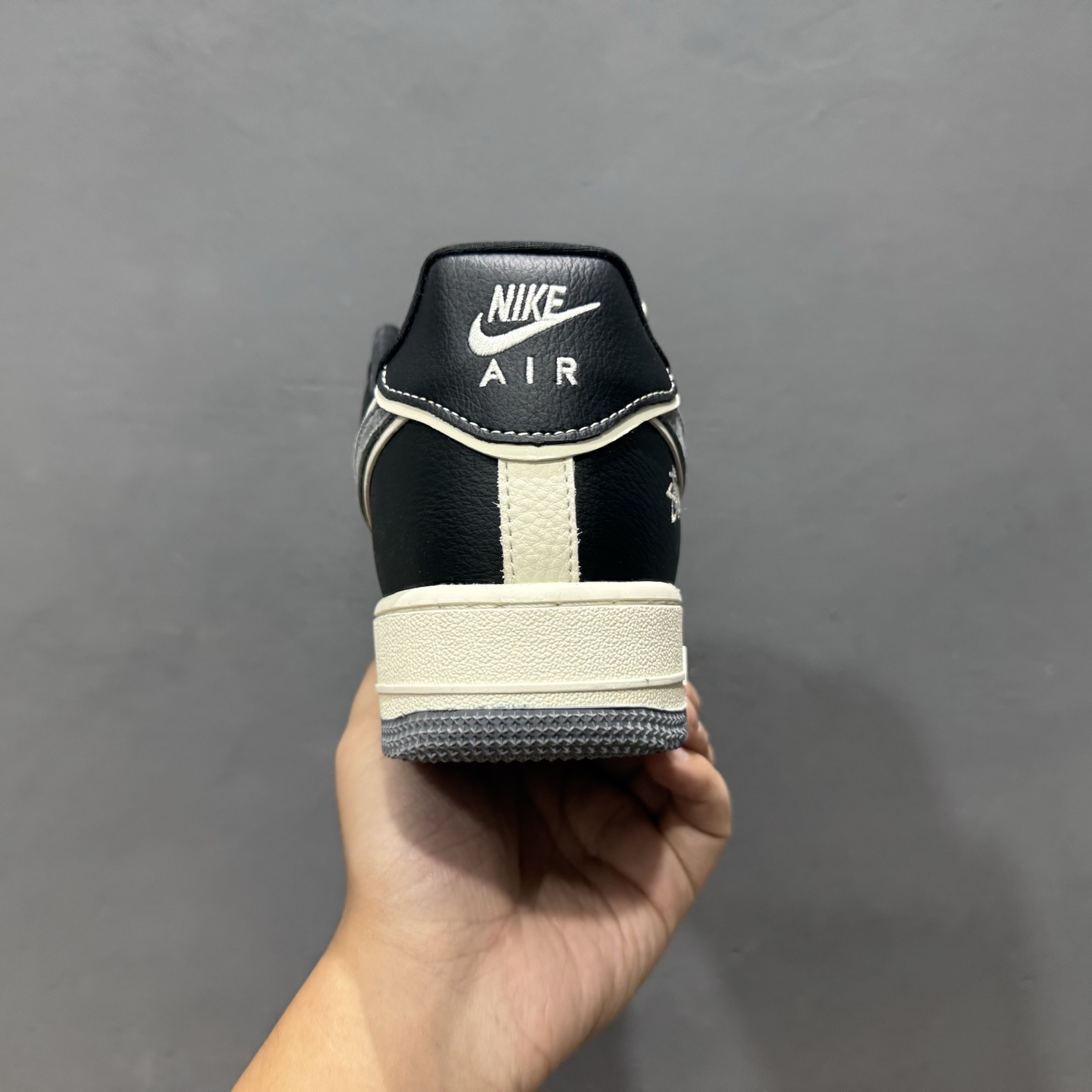 260 Nike Air Force 1 '07 Low “斯图西联名——米灰黑织标”空军一号 高端定制 低帮 运动鞋 休闲鞋 DF0188-102