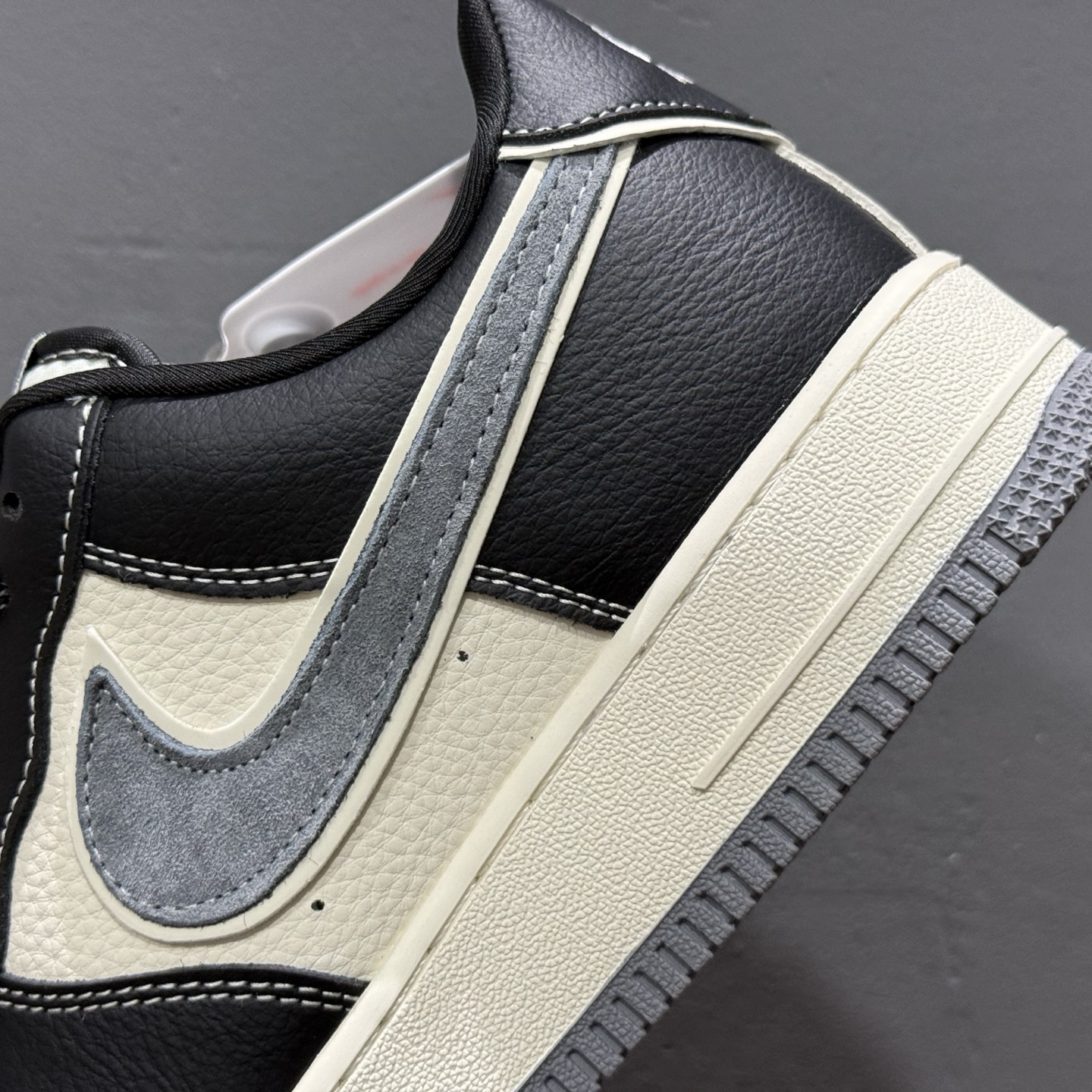 260 Nike Air Force 1 '07 Low “斯图西联名——米灰黑织标”空军一号 高端定制 低帮 运动鞋 休闲鞋 DF0188-102