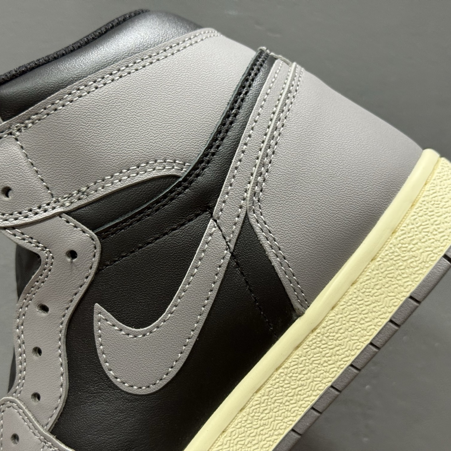 Jordan Air Jordan 1 High '85”Bred” 2025年复刻 舒适百搭 耐磨透气 高帮 复古篮球鞋 黑灰 HV6674-067