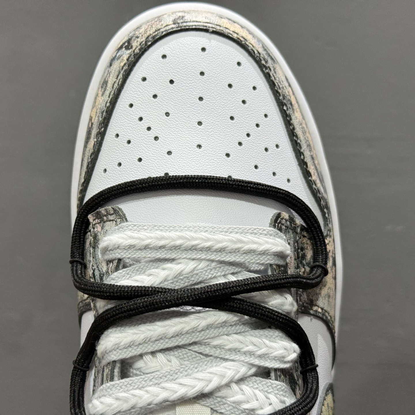 Nike Dunk Low 淘金热 黑白金 当经典黑白底色遇见不羁的金色泼墨 HF5441-100