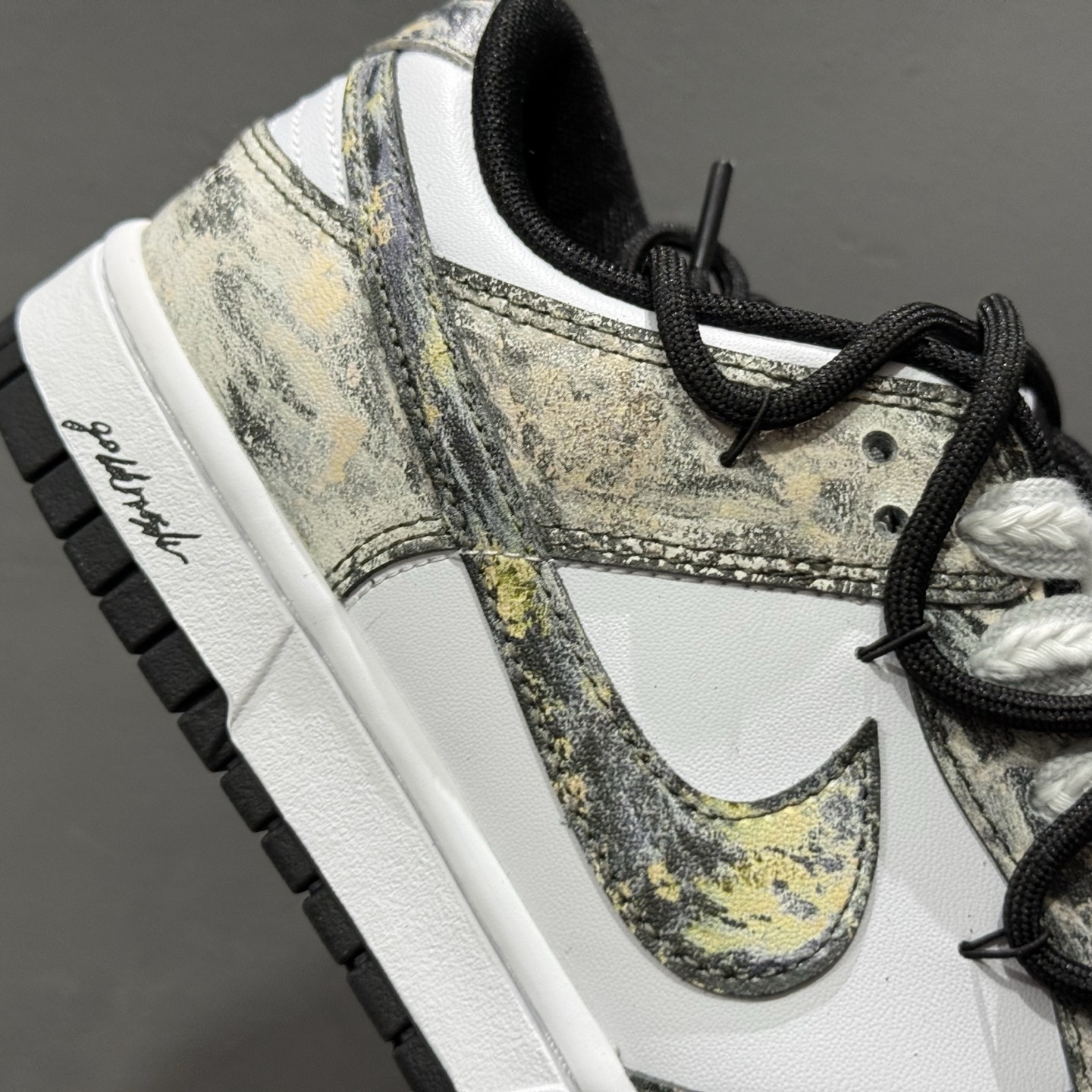Nike Dunk Low 淘金热 黑白金 当经典黑白底色遇见不羁的金色泼墨 HF5441-100