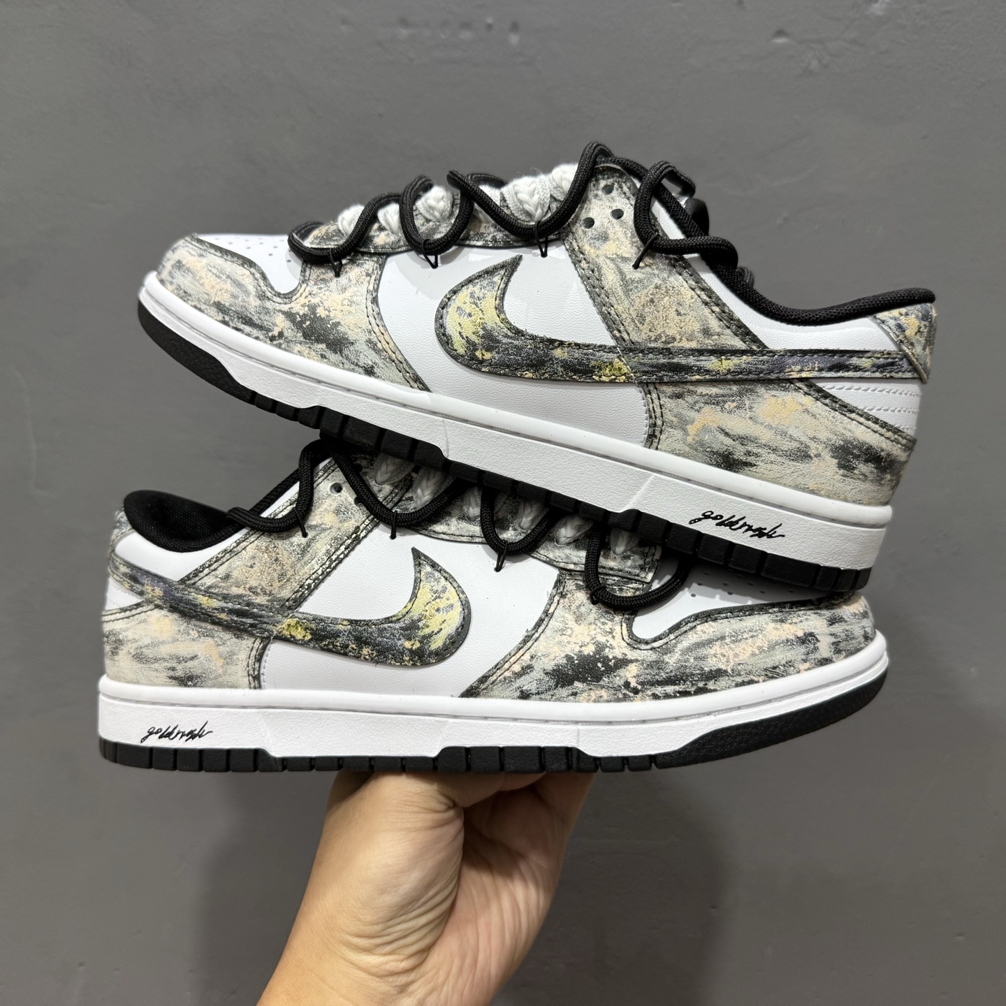 Nike Dunk Low 淘金热 黑白金 当经典黑白底色遇见不羁的金色泼墨 HF5441-100