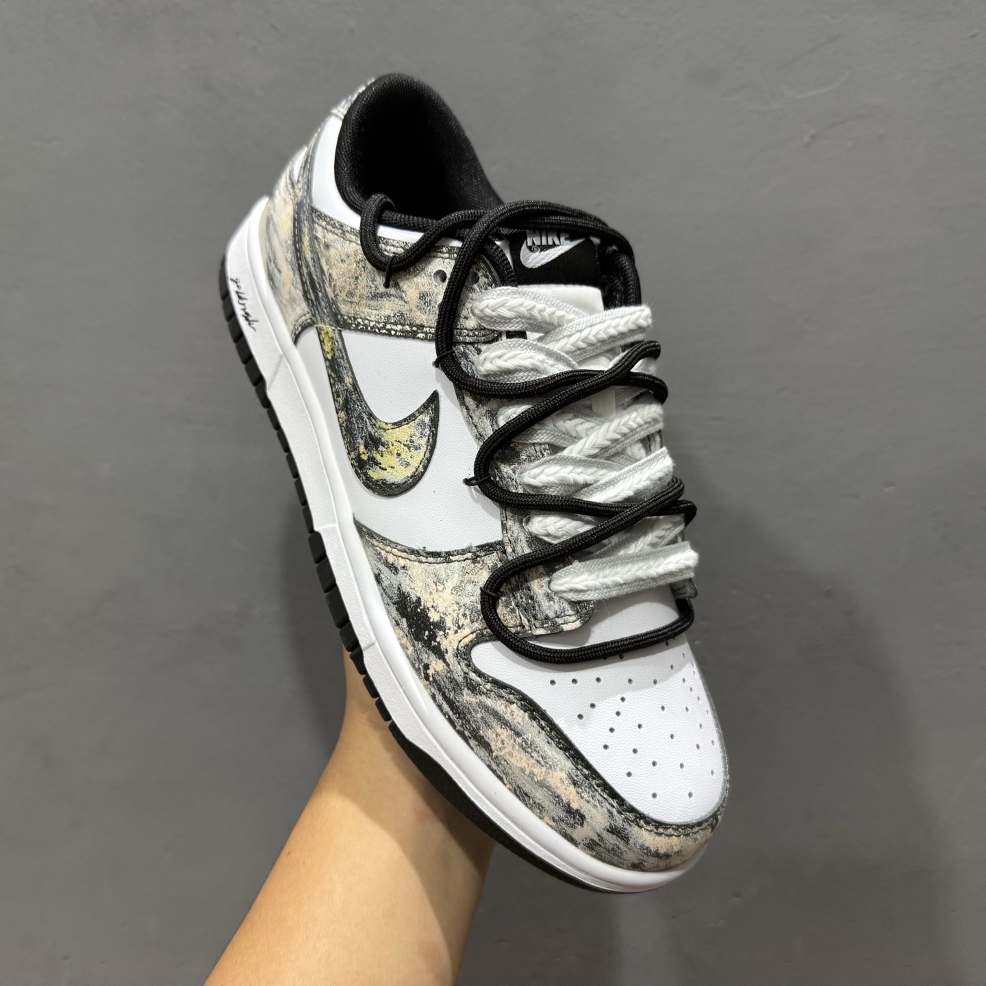 Nike Dunk Low 淘金热 黑白金 当经典黑白底色遇见不羁的金色泼墨 HF5441-100