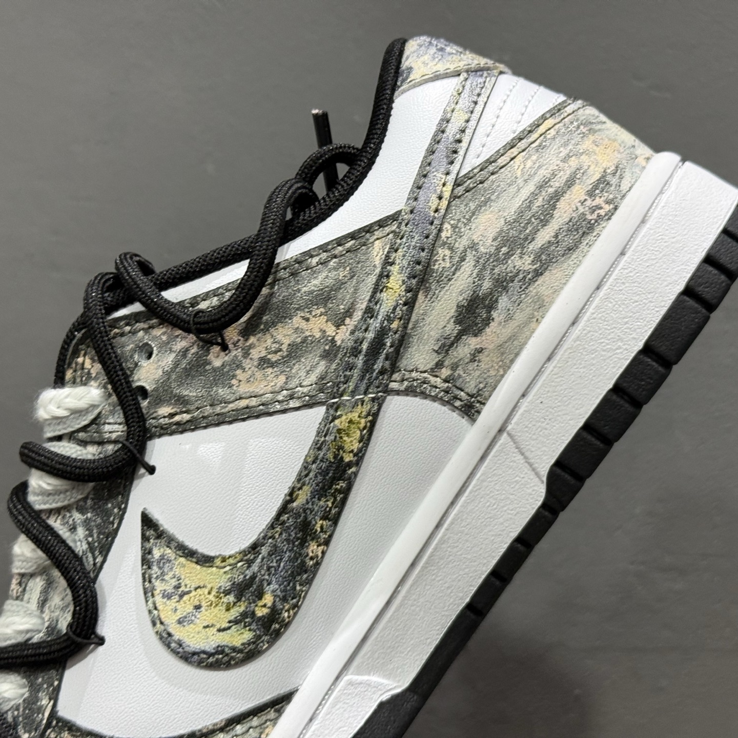 Nike Dunk Low 淘金热 黑白金 当经典黑白底色遇见不羁的金色泼墨 HF5441-100