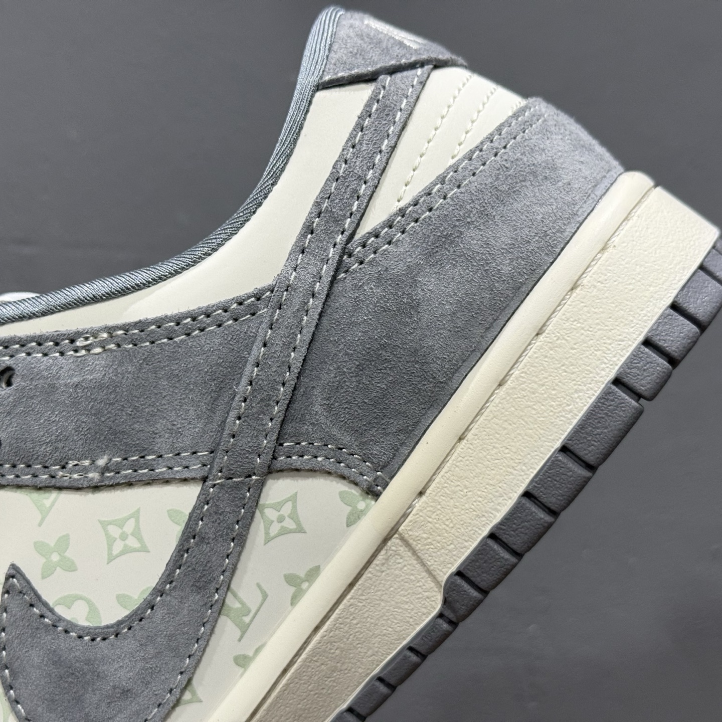 Nike SB Dunk Low“LV联名——灰猪八红标” 周年高端定制 低帮休闲板鞋 CX5050-Y13