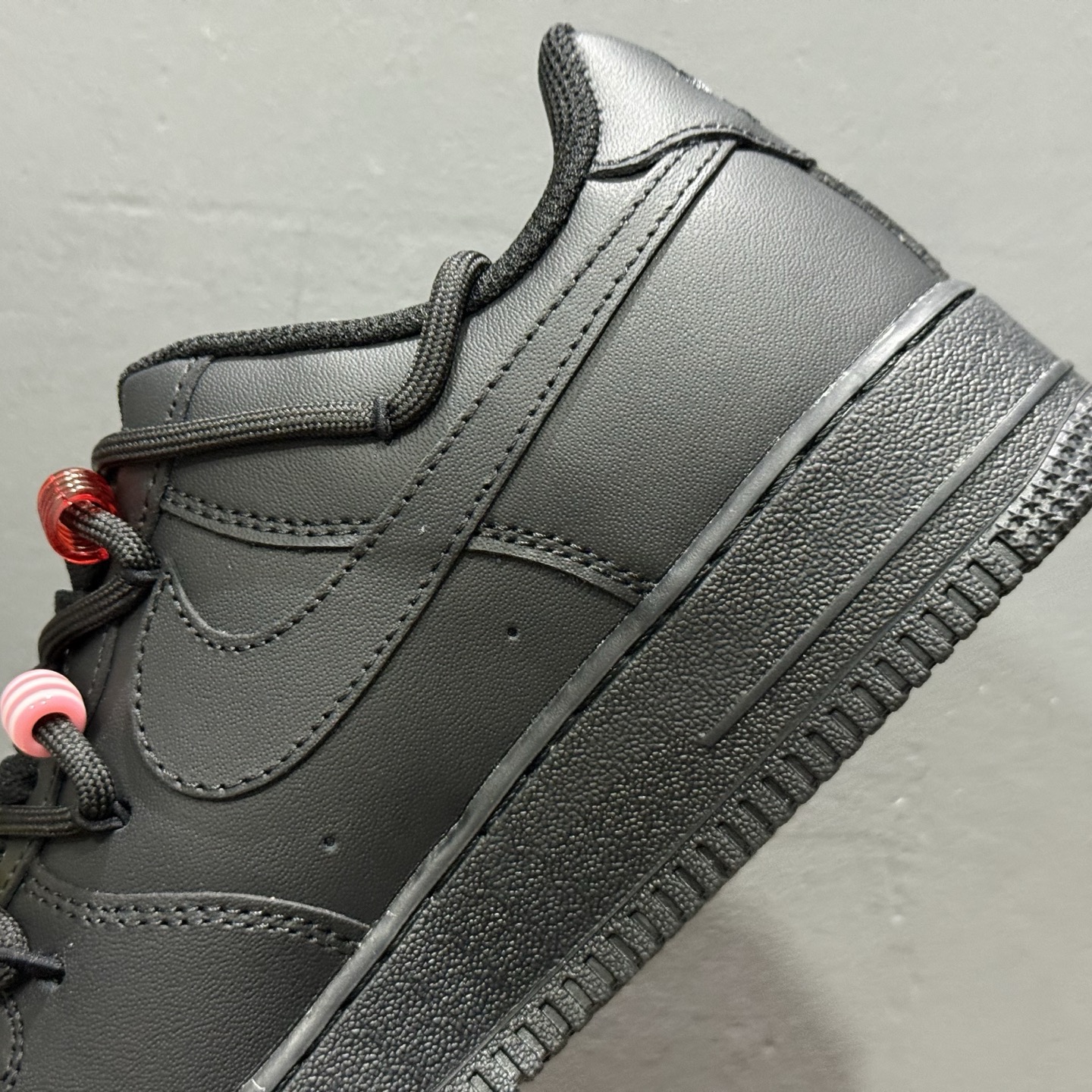 “密码终局”订制空军一号板鞋 该定制版球鞋选用原鞋款为Nike Air Force 1'07空军一号低帮 FQ5296-101 “密码终局”订制空军一号板鞋 该定制版球鞋选用原鞋款为Nike Air Force 1'07空军一号低帮 FQ5296-101